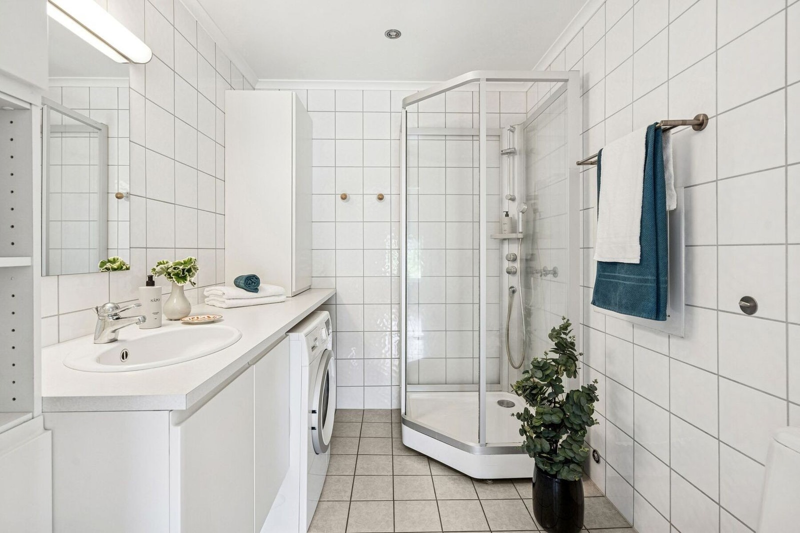 Badet i 1.etasje har hvit innredning, wc og dusjkabinett. Galleribilde