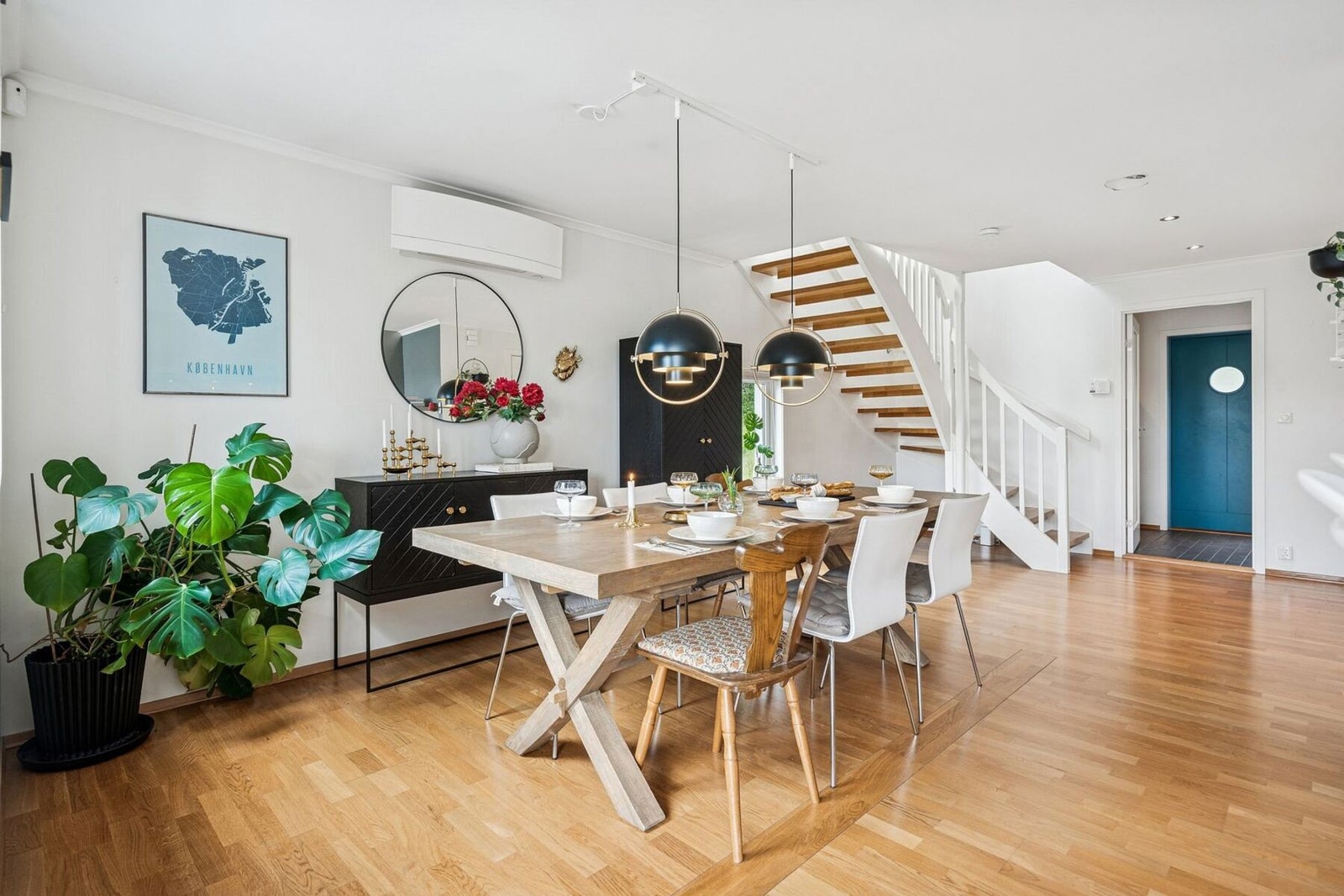 Her er det god plass til en spisegruppe eller en sofagruppe om ønskelig. Boligen varmes opp med varmepumpe og gulvvarme. Galleribilde
