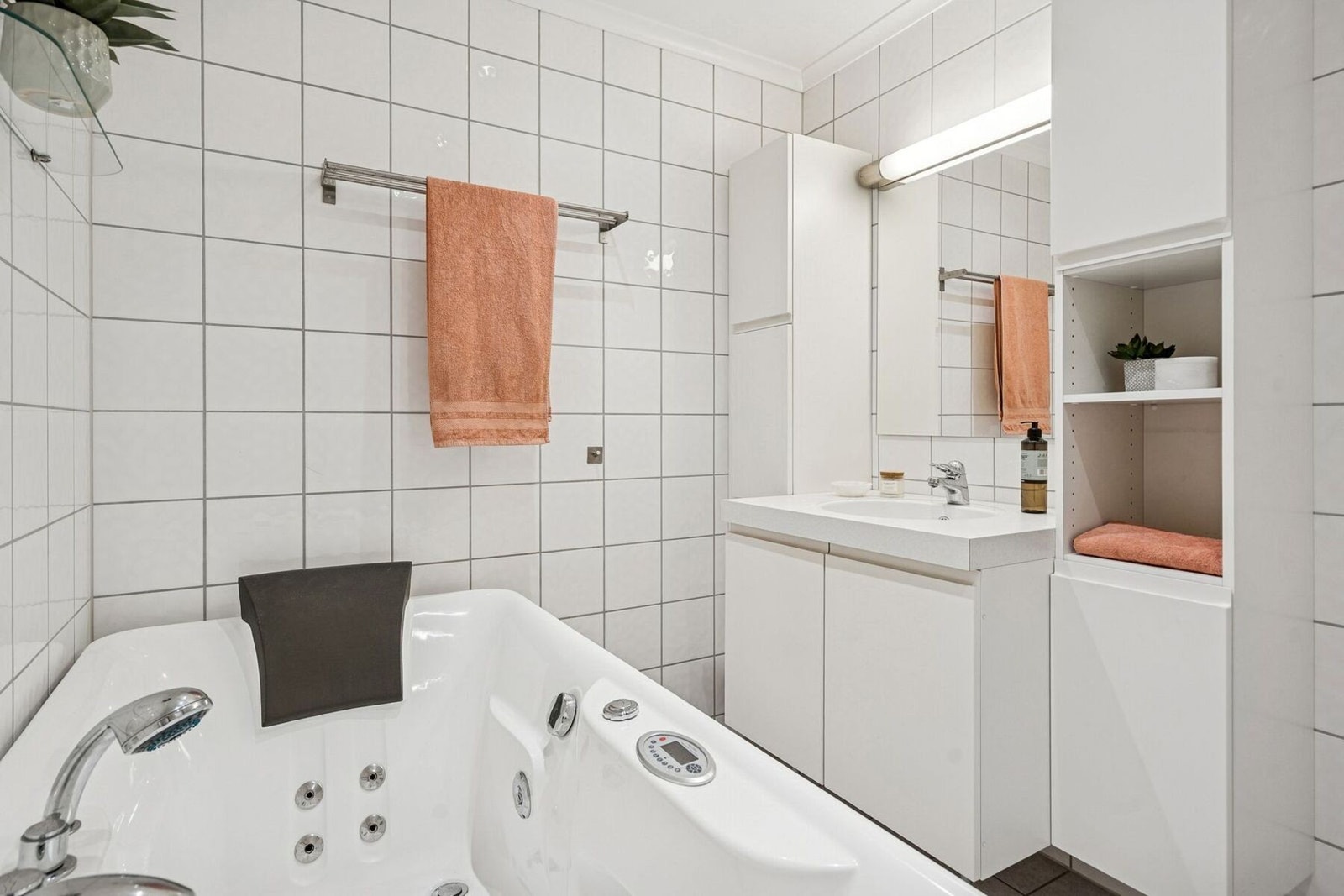 I andre etasje finner man et lyst baderom med badekar, hvit innredning og wc. Galleribilde