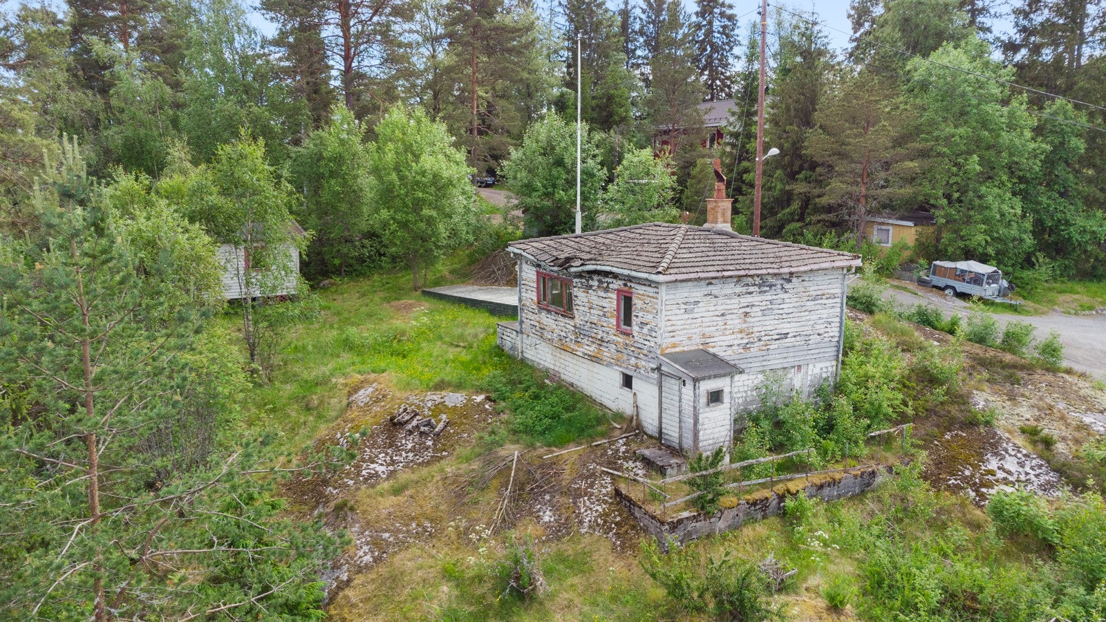 På den øvre delen av tomten står det oppført en eldre hytte og et skjul Galleribilde