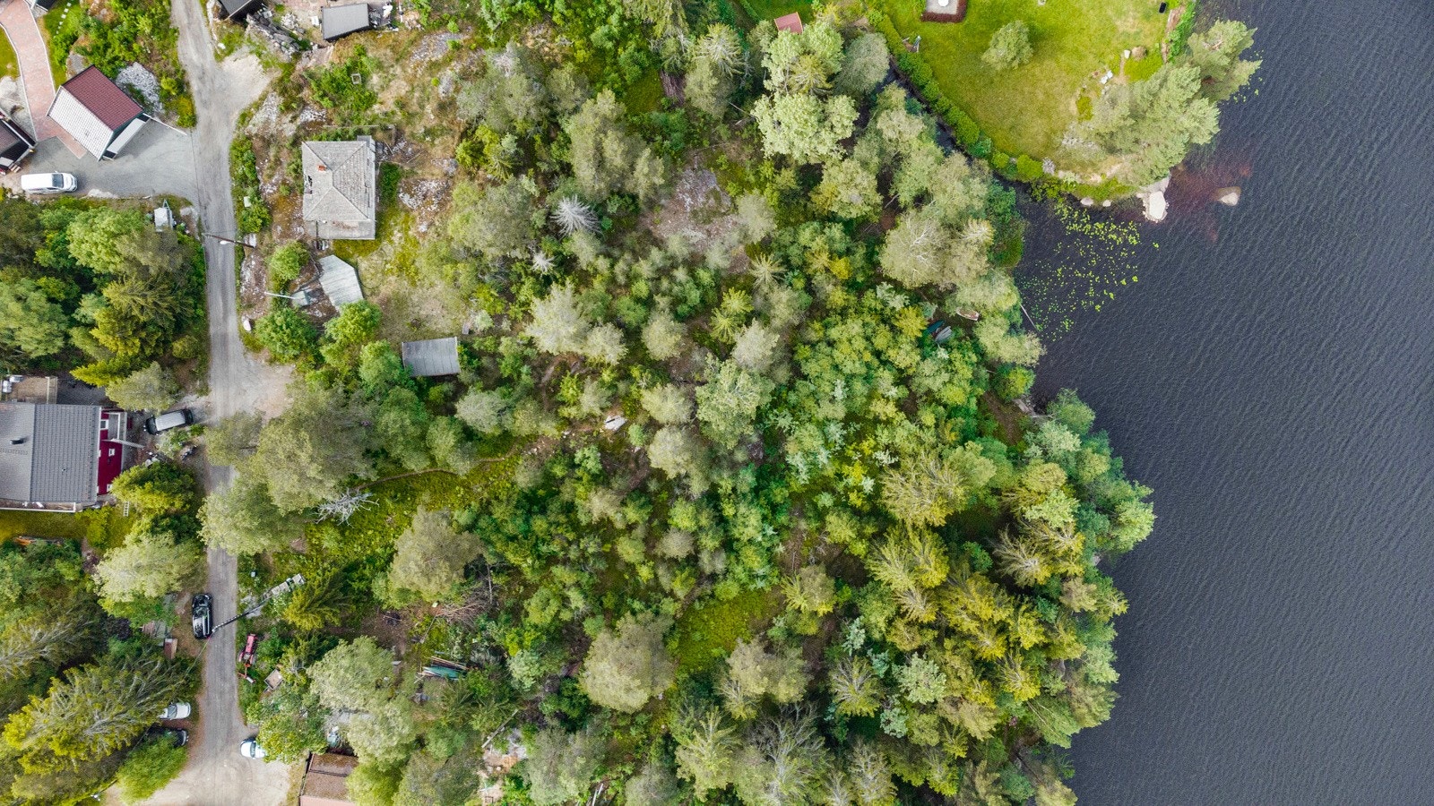 Eiendommen ligger usjenert til i et særdeles naturskjønt og idyllisk område rett ved innsjøen Langen, i Nordre Follo kommune Galleribilde