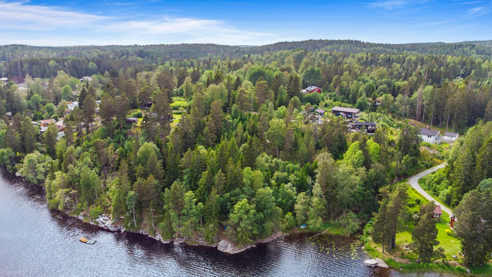 Langen er et langstrakt, nydelig vann med fine bademuligheter og godt fiske Galleribilde