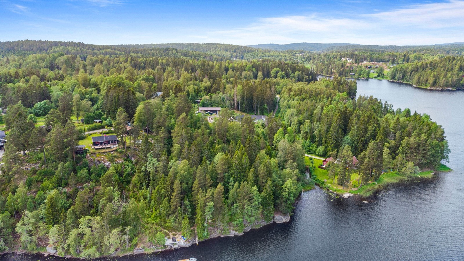 Stedet har ellers vakker skog og natur, med et mylder av skogsstier og en rekke andre fiske- og badevann Galleribilde