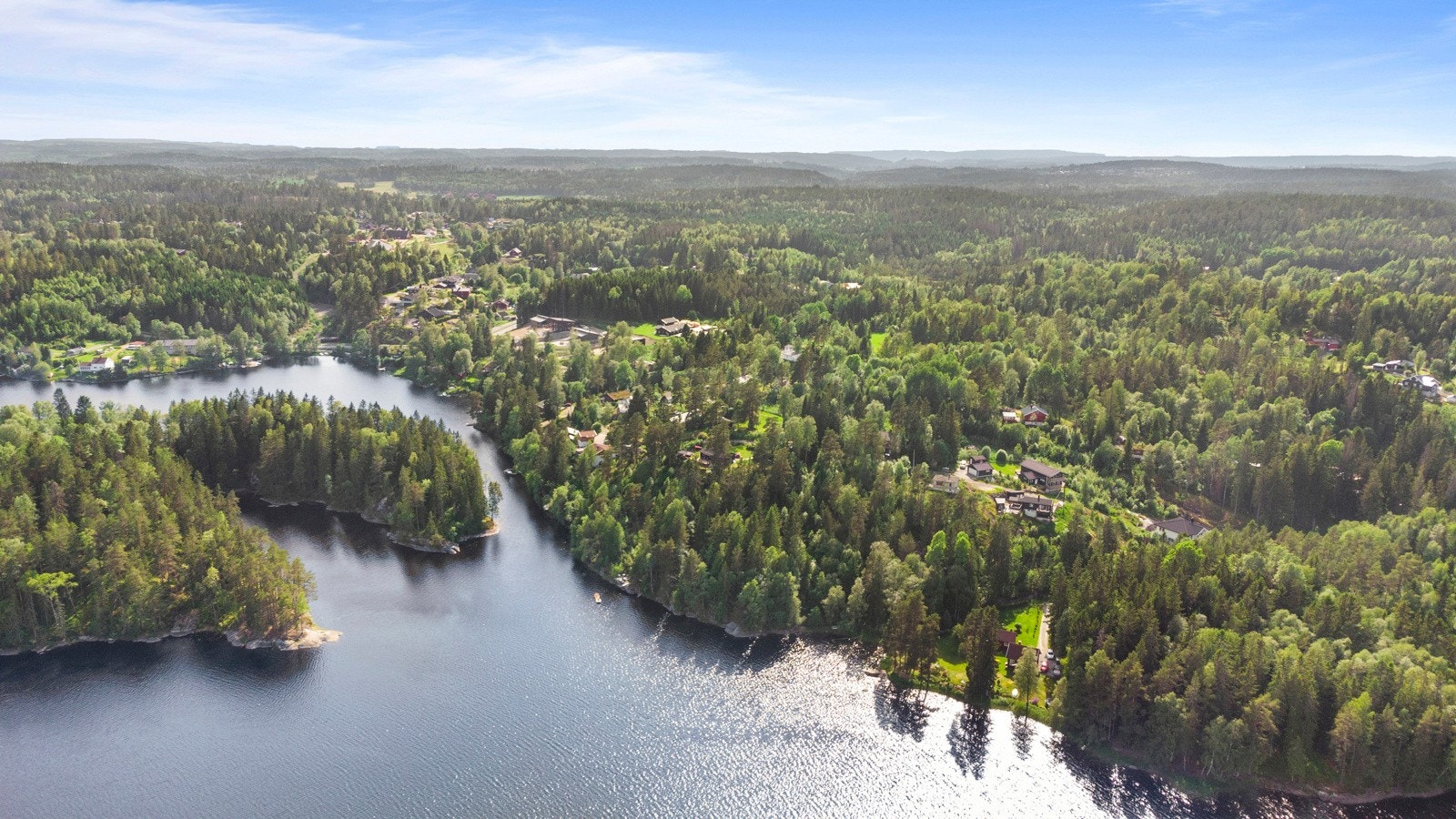 Området byr på offentlig kommunikasjon i form av buss. Nærmeste holdeplass er Karlsrud som ligger ca. 550 meter unna eiendommen Galleribilde