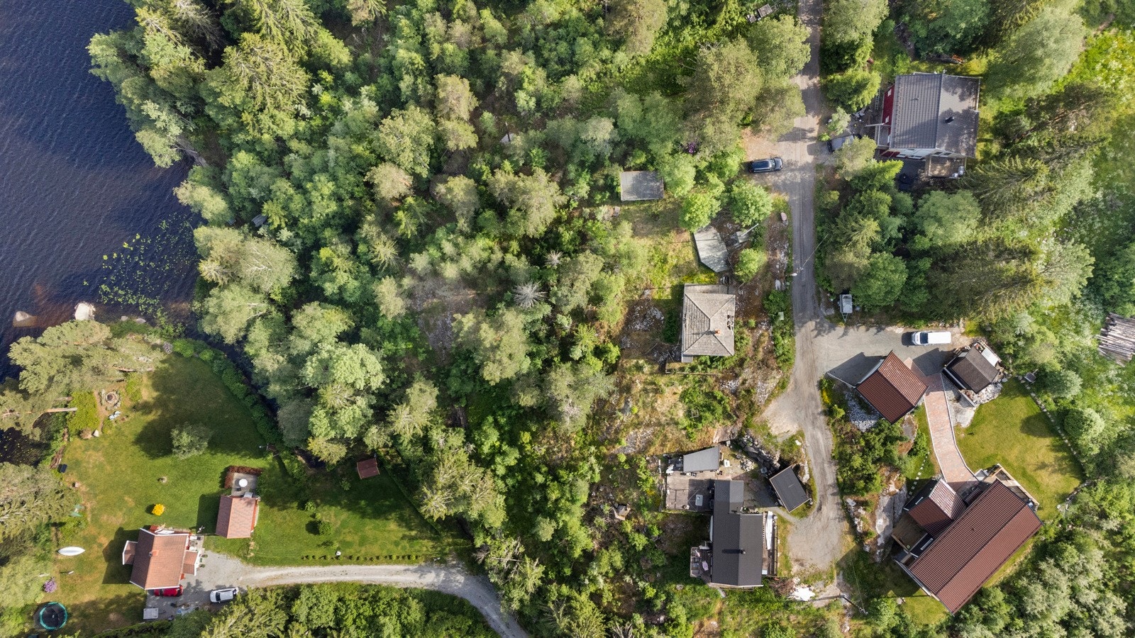 Fra eiendommen er det 4 km til Siggerud barne- og ungdomsskole. Siggerud har også to barnehager, og det er to videregående skoler i Ski Galleribilde