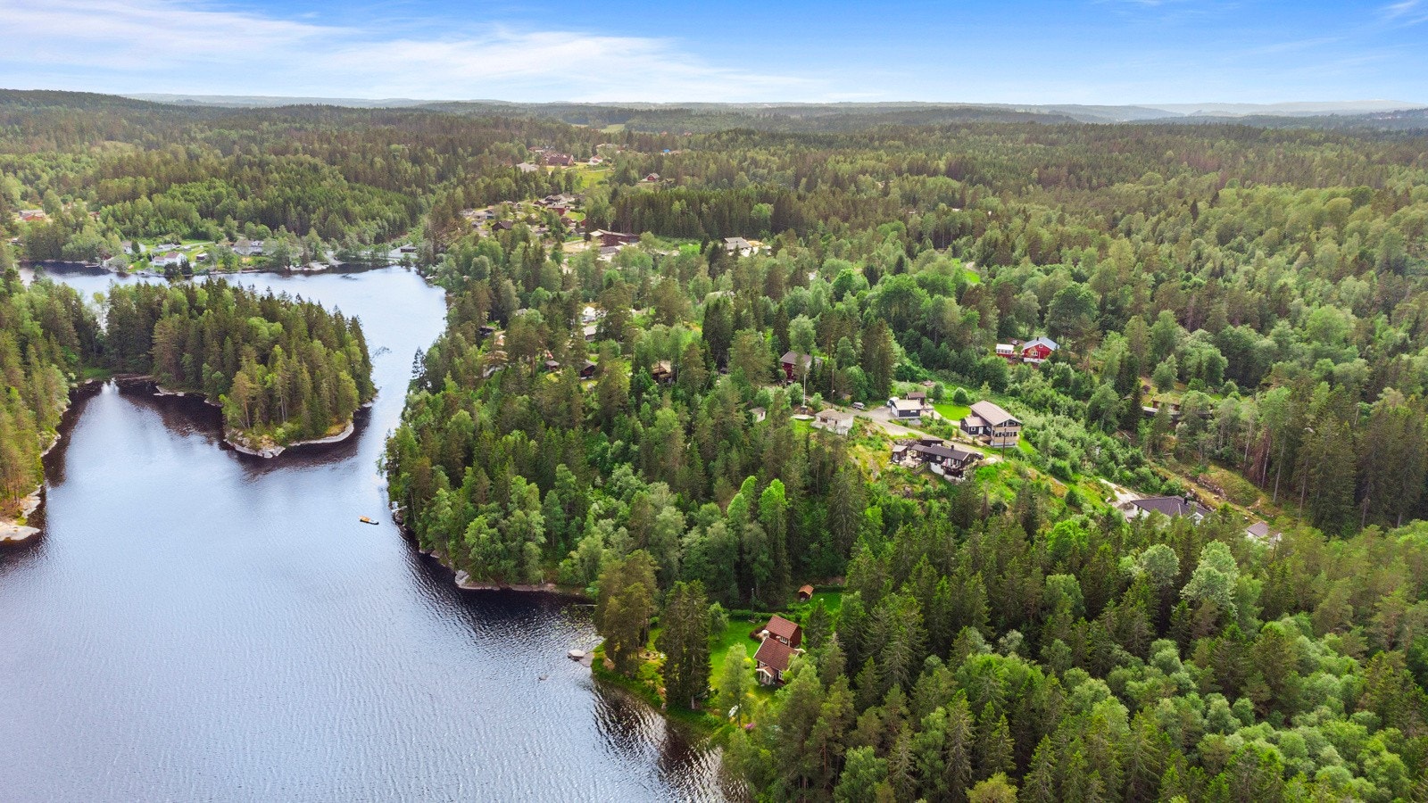 På vinterstid er det mulighet for friske skiturer og på høsten er det utmerkede forhold for bærplukking Galleribilde