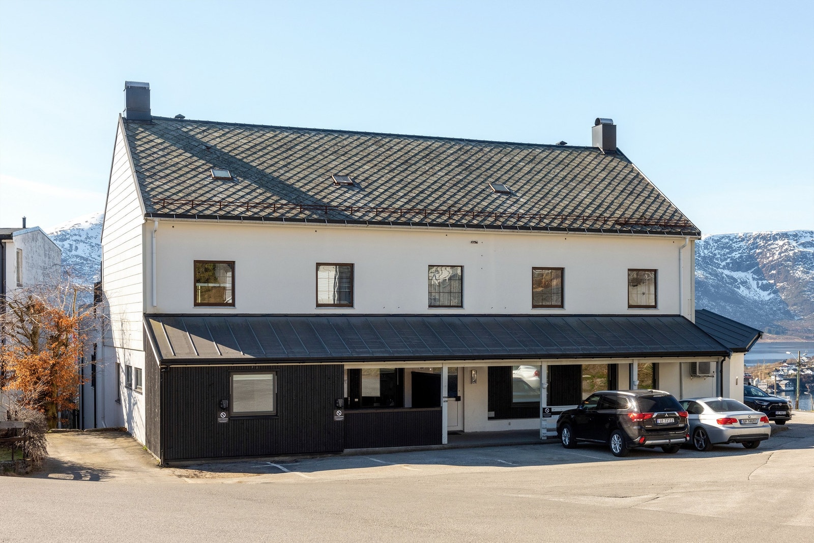 Baksiden av bygget fra Fjelltunvegen Galleribilde
