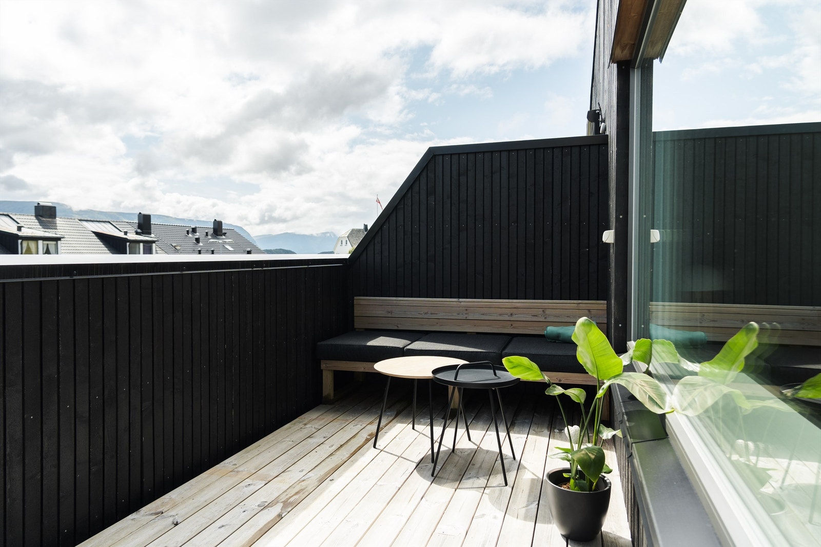 Moderne terrasse med nydelig utsik. Flott beliggenhet i et rolig nabolag med nærhet til naturen. Galleribilde
