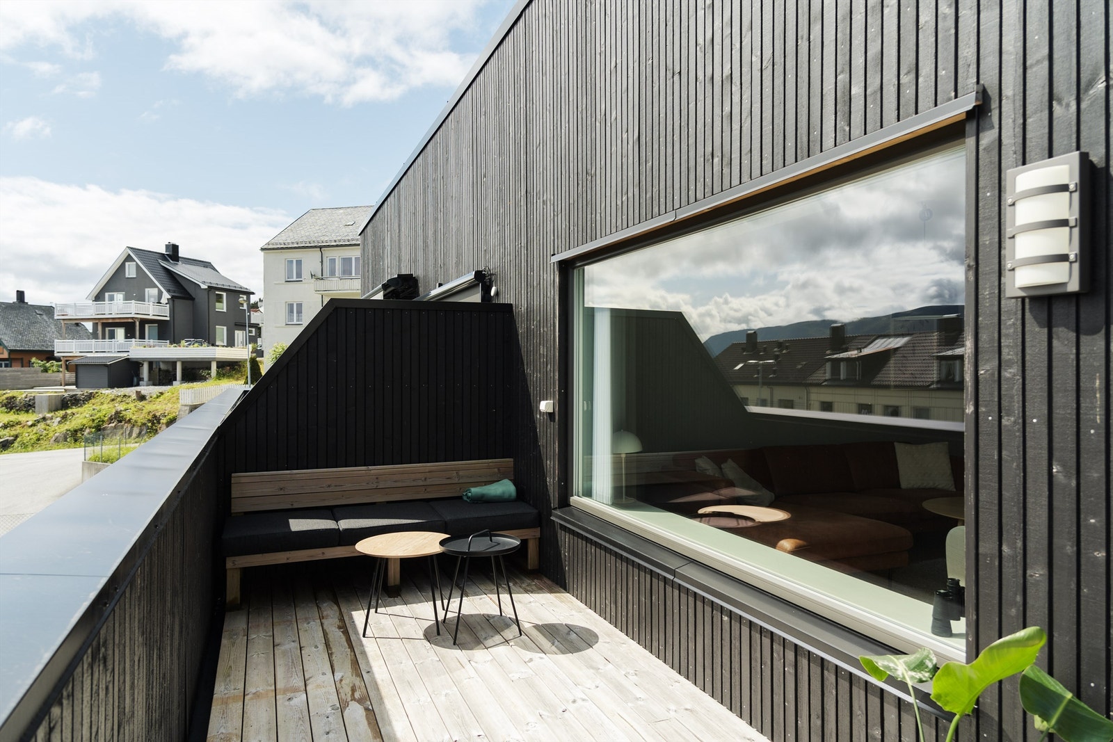 Terrasse med stilren design og gode solforhold Galleribilde