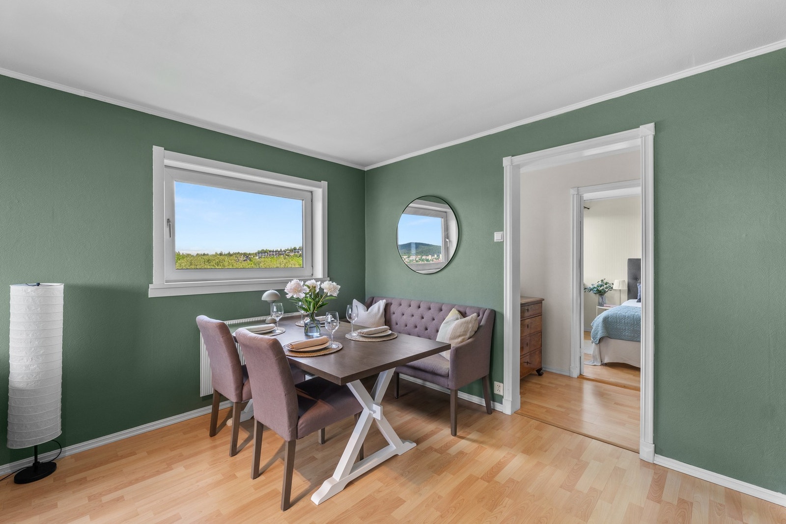 Takhøyden ble i stue målt til ca. 2,42 m. Galleribilde