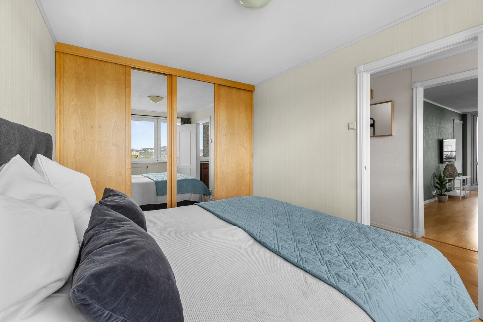 Soveromet har en egen skyvedørs garderobe som gir godt med oppbevaringsplass. Galleribilde