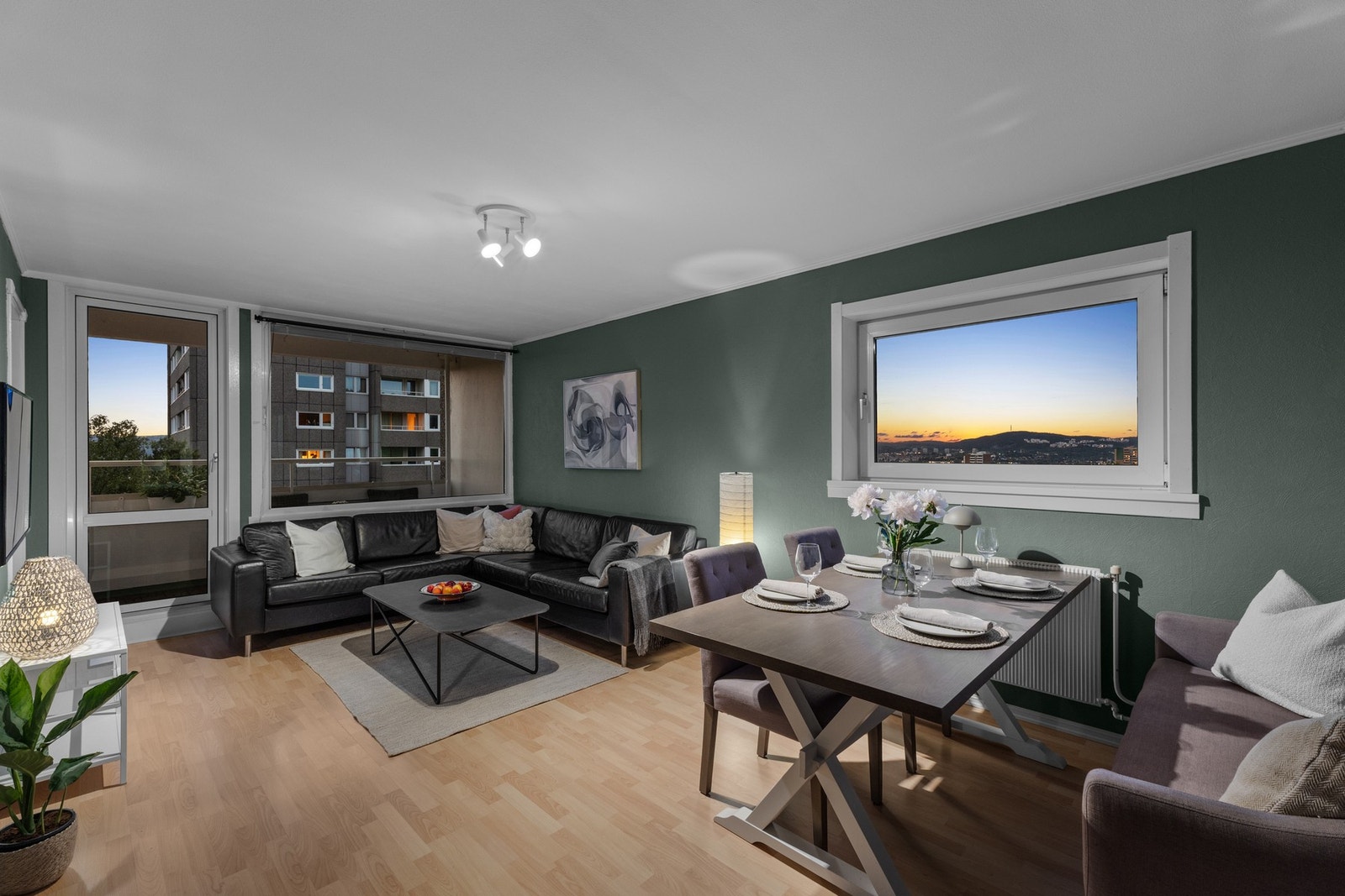 Stuen kan enkelt deles opp i soner med spisebord i den ene enden og større sofagrupper ut mot balkong. Galleribilde