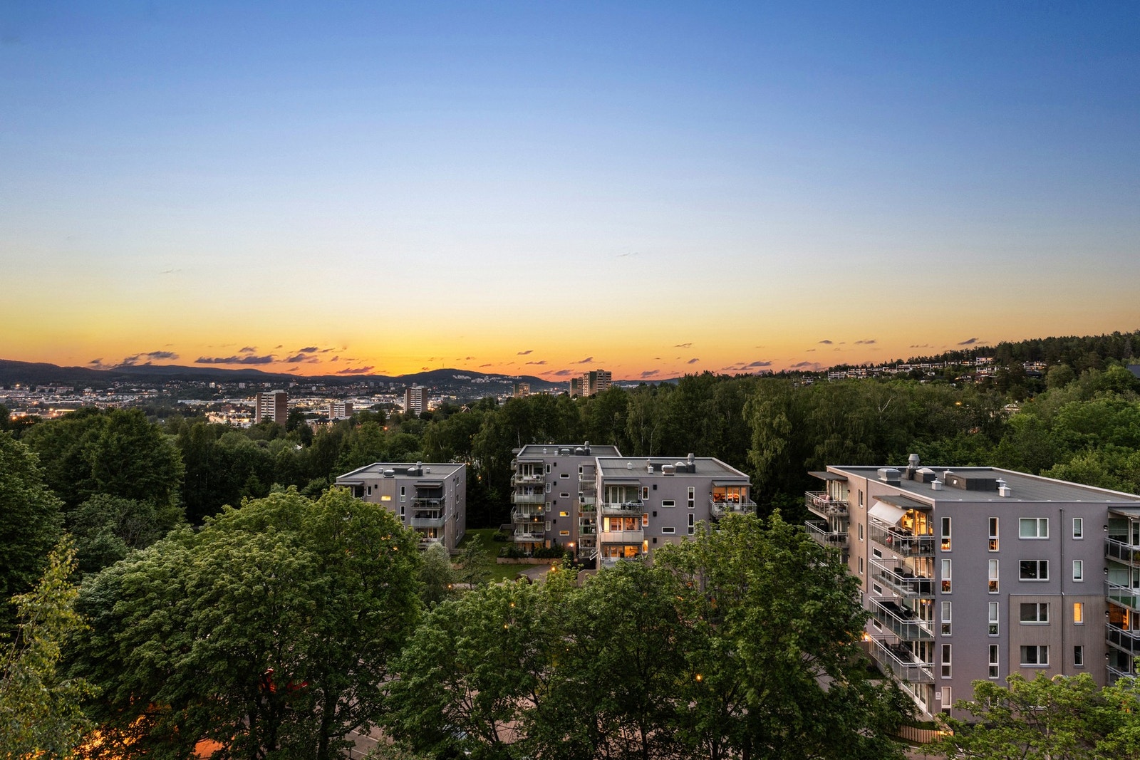 Leiligheten har også frittliggende og nydelig utsikt nordover. Galleribilde