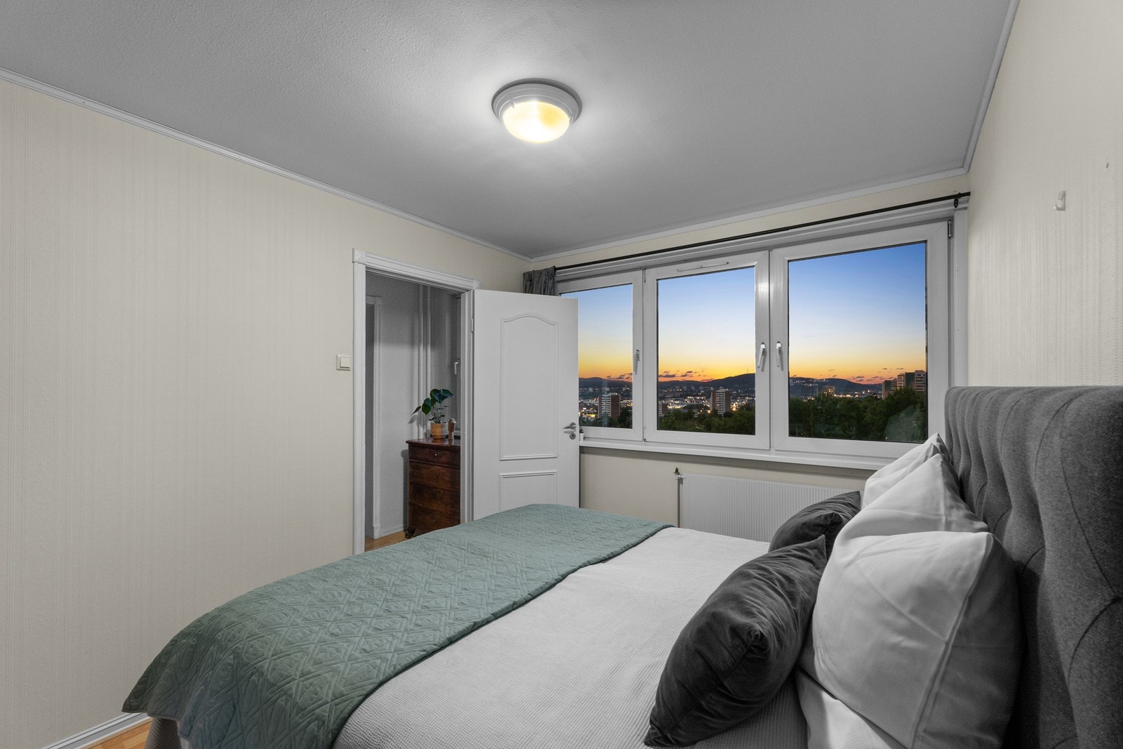 Ta kontakt med Marcus Haug epå tlf. 450 57 450 ved spørsmål eller for avtale om visning. Galleribilde