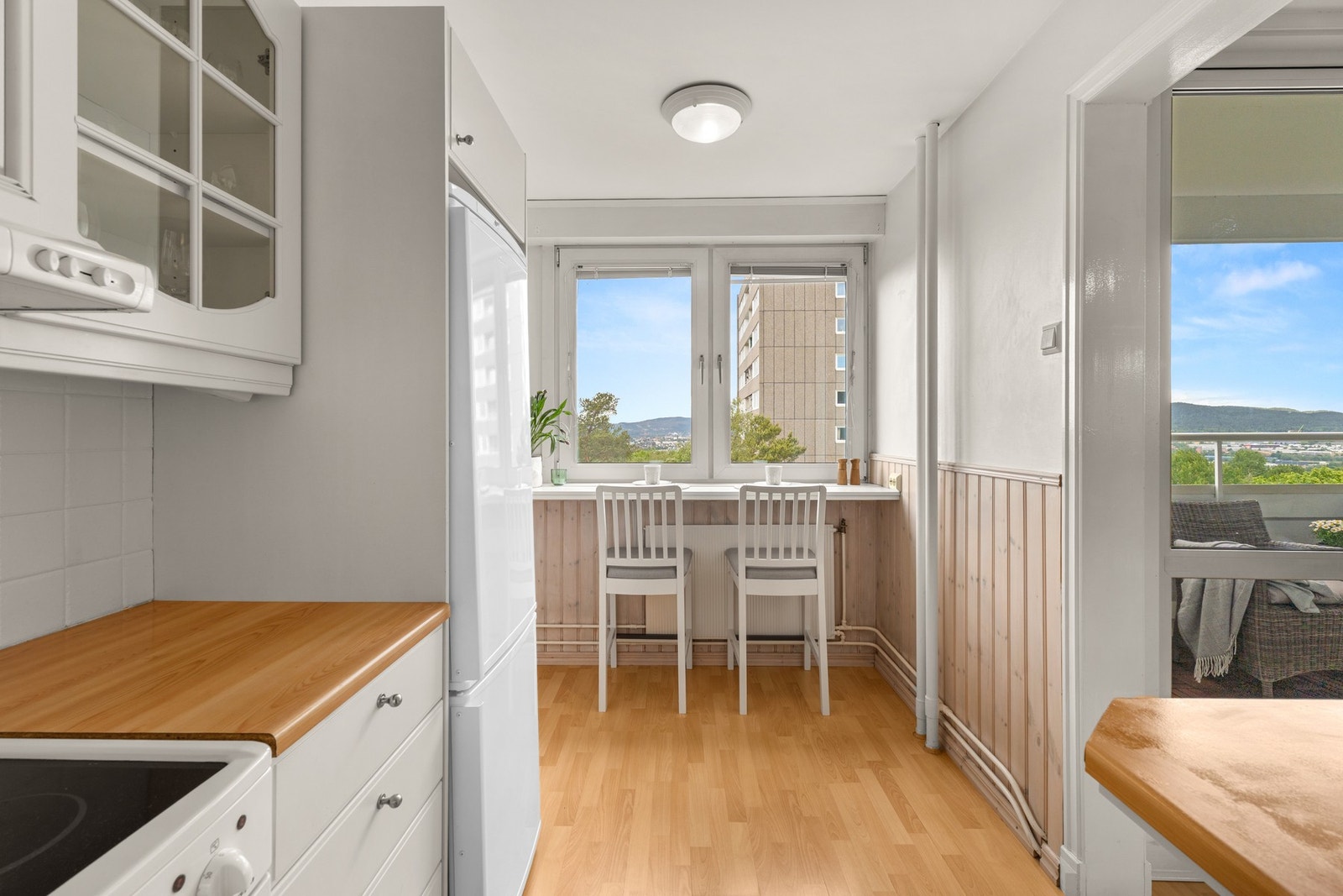 Det er opplegg for komfyr med topplate, oppvaskmaskin og frittstående kjøleskap som for øvrig medfølger leiligheten. Galleribilde