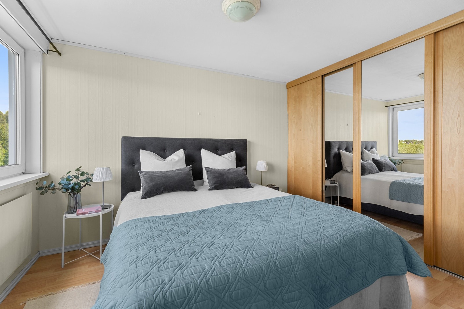 På soverommet er det godt med plass til dobbeltseng og nattbord på hver side. Galleribilde