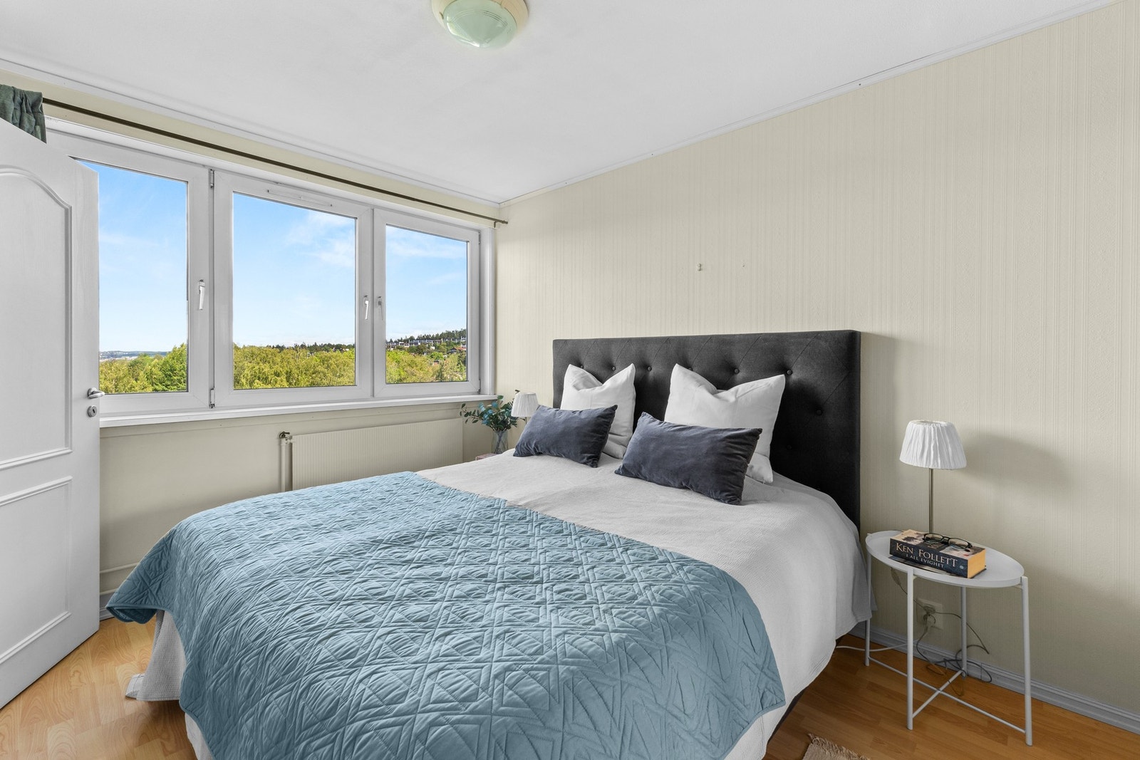 Soverommet har store vindusflater med utsikt over nærområdet. Galleribilde