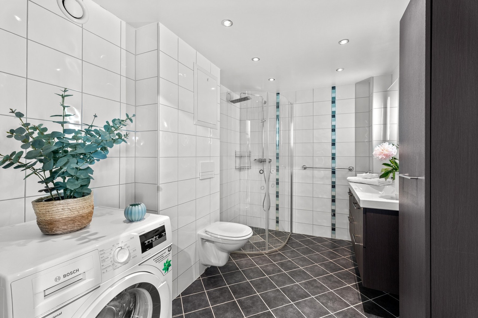 På baderommet er det opplegg for vaskemaskin/tørektrommel og dusjhjørne med innsvingbare dører Galleribilde