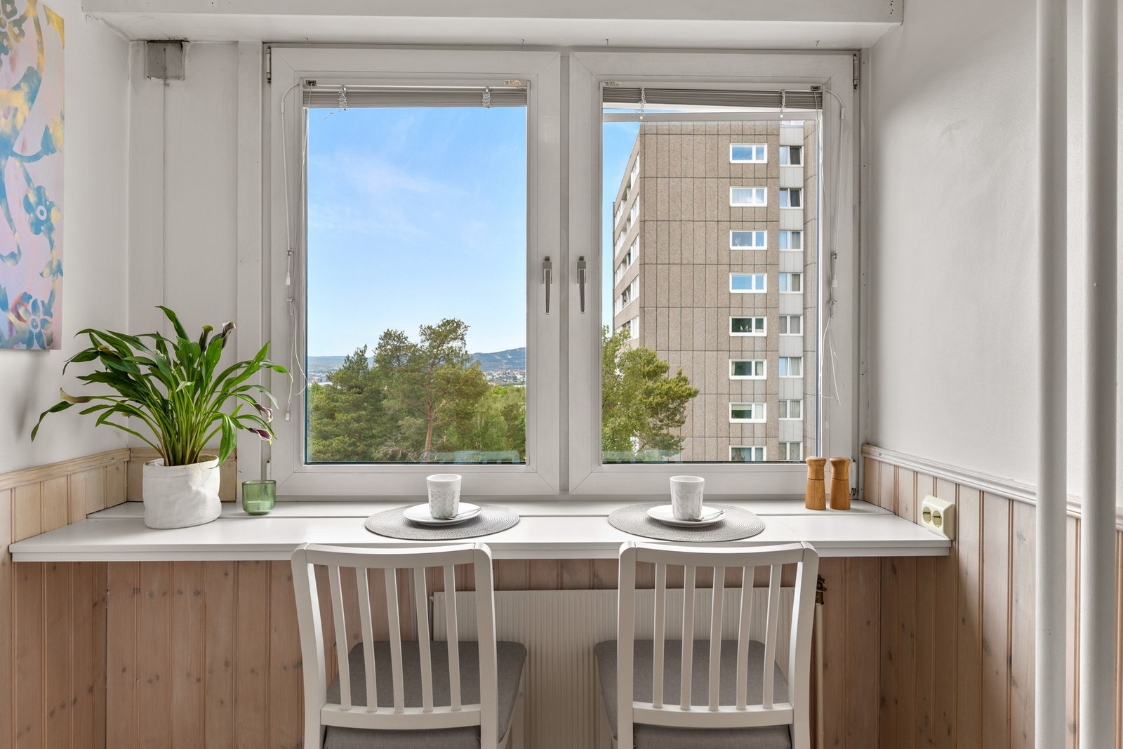 I den andre enden av kjøkkenet har du en hyggelig kjøkken krok med utsikt utover Oslo Galleribilde