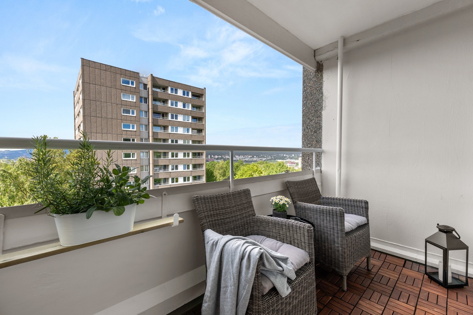 Balkongen ligger godt plasser høyt oppe i byggets 7. etasje! Galleribilde