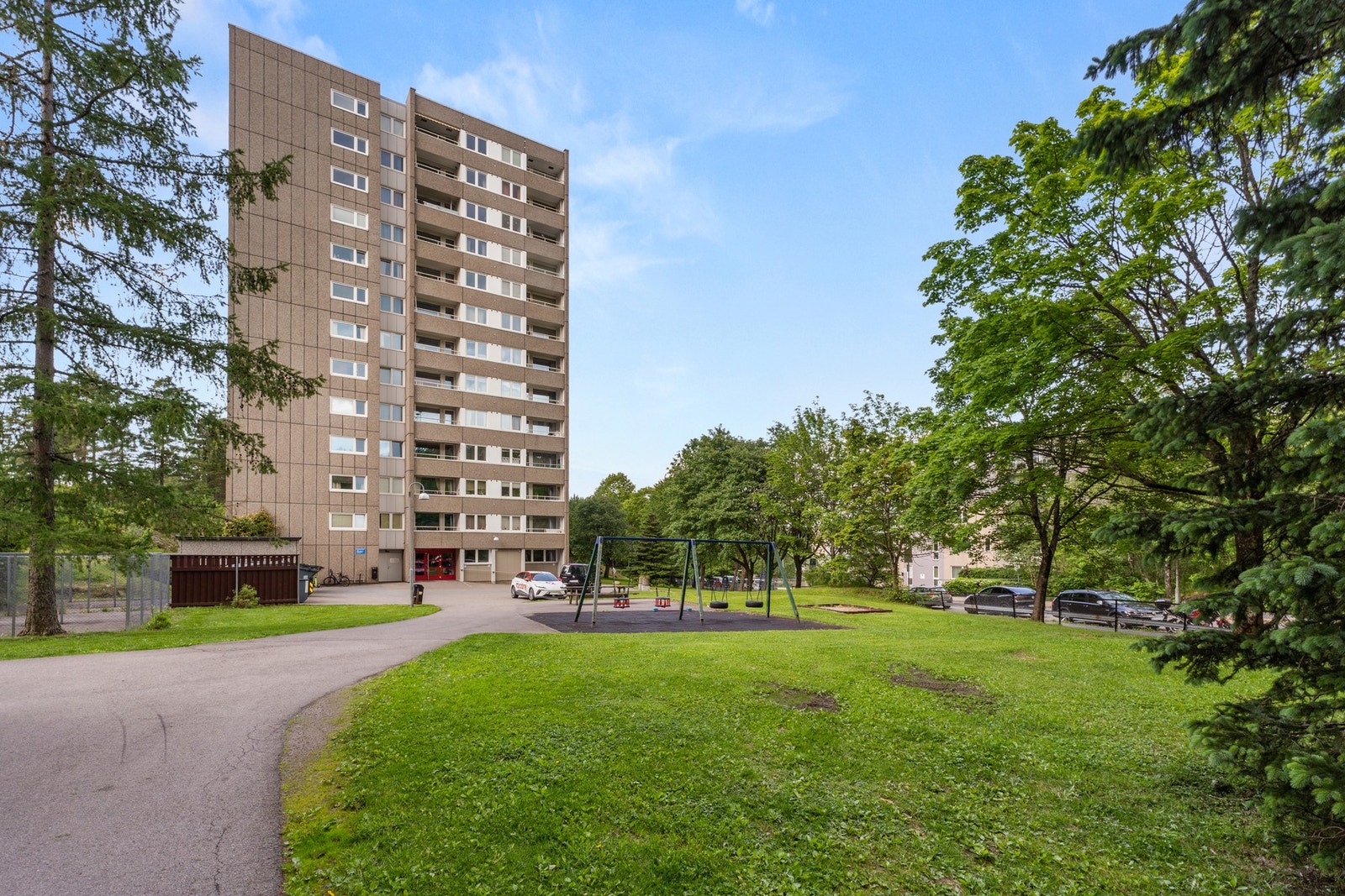 Velkommen skal du være til Solfjellet borettslag! Borettslaget består av består av 647 andelsleiligheter. Galleribilde