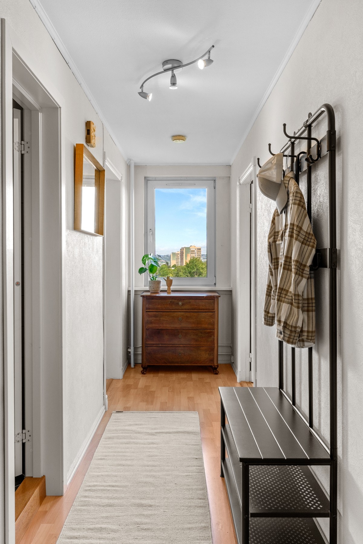 Entréen har en god utforming som gir deg plass til knagg rekker, konsollbord, skohyller m.m. Galleribilde