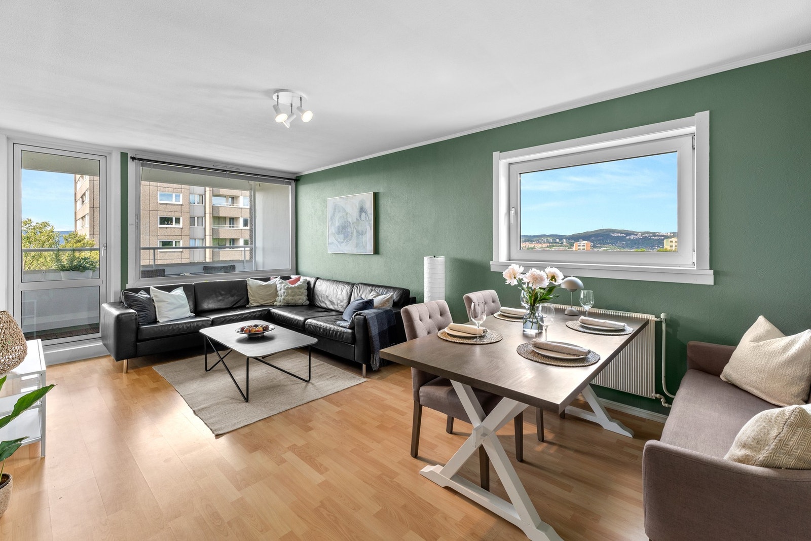 Som endeleilighet har boligen sollys fra to sider, noe som gir ekstra godt dagslys gjennom hele dagen og en luftig, åpen romfølelse. Galleribilde