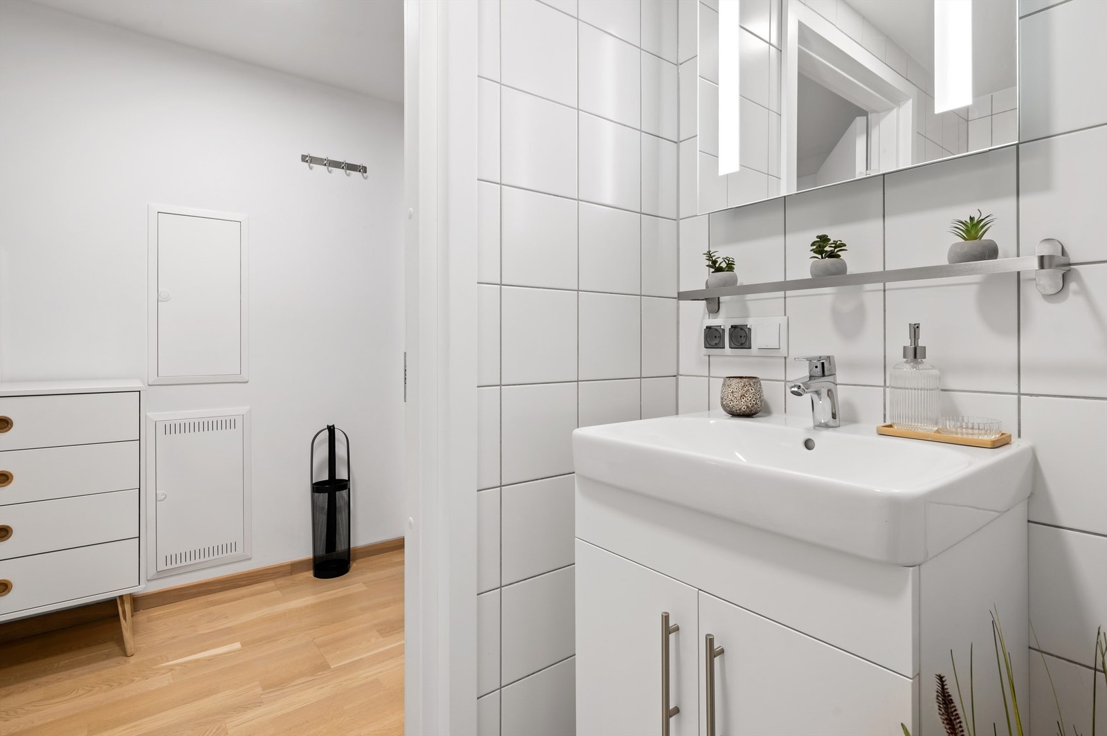 Innredningen består av servantinnredning med heldekkende porselensservant. Over servanten er det speil med belysning. Galleribilde