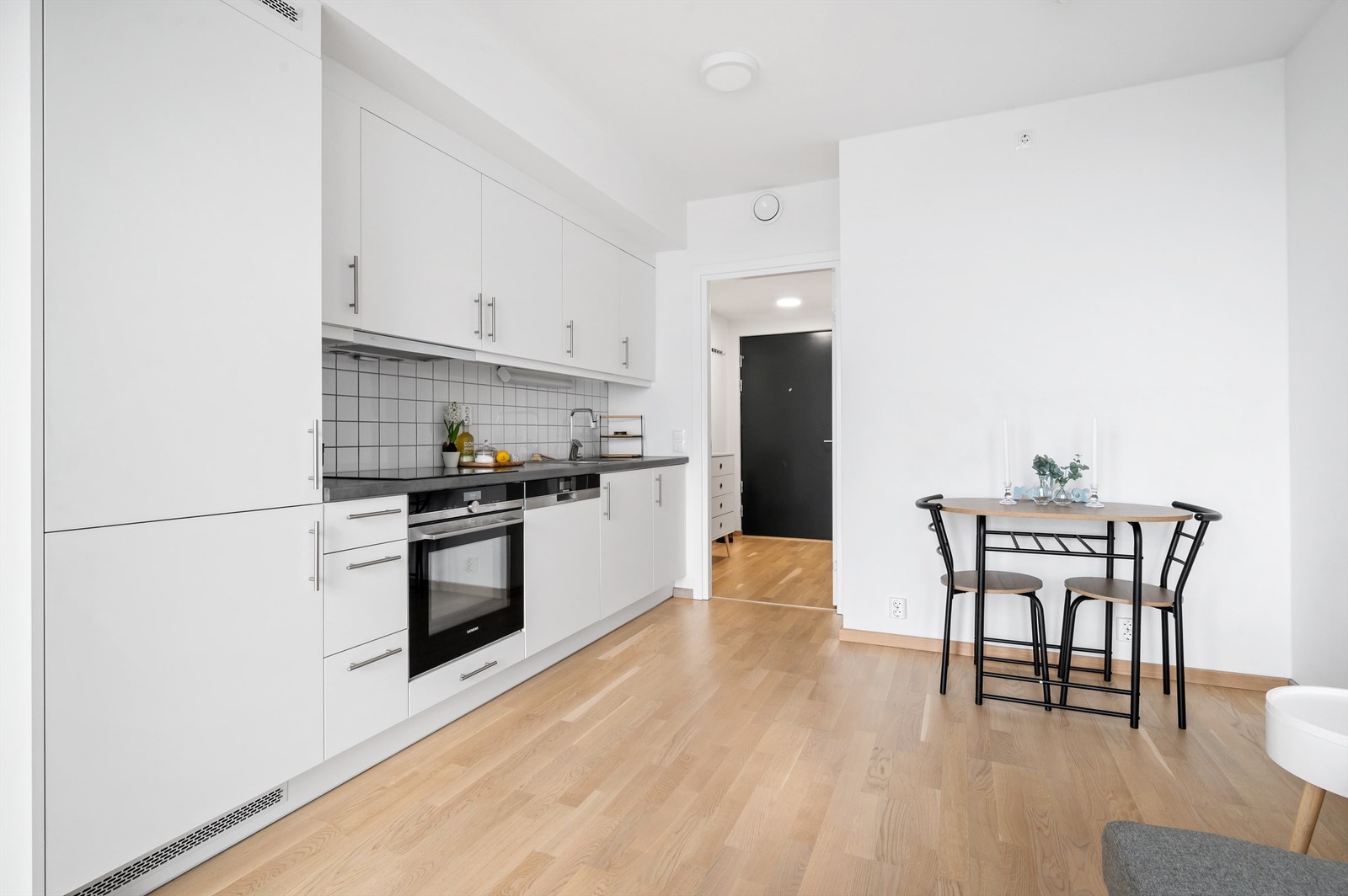 Den gode benkeplassen gjør det enkelt å diske opp lekre retter. Det er rikelig med oppbevaringsplass i både skuffer og skap. Galleribilde