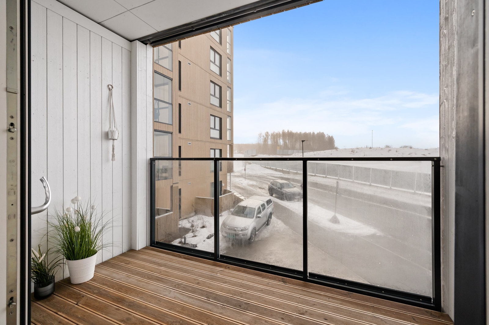 Fra stuen er det adkomst ut til leilighetens sydvendte balkong på 6 kvm. Galleribilde