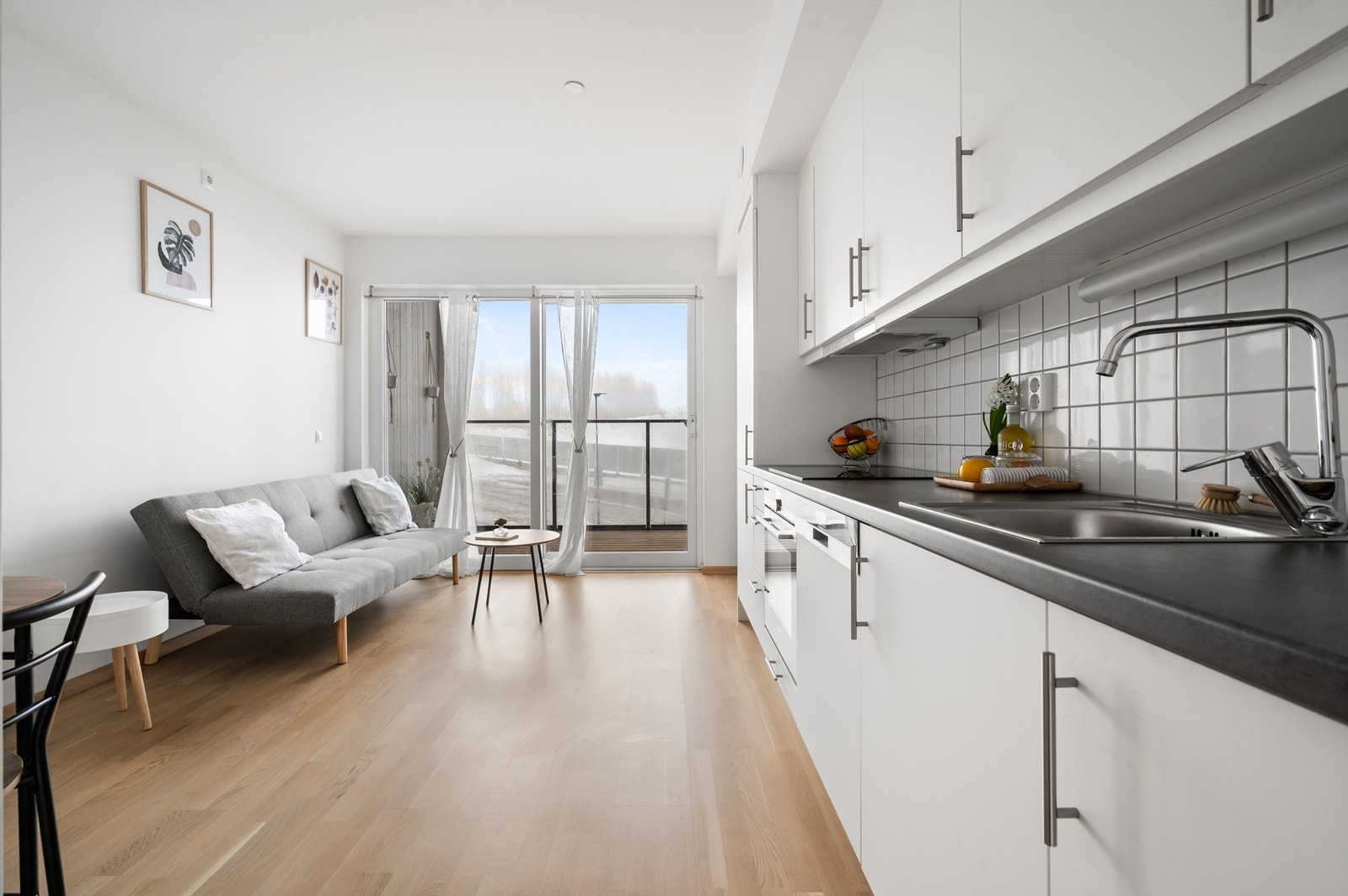 Stuen er romslig med god planløsning og kan enkelt innredes med en hyggelig sofagruppe med tilhørende sofabord og annet ønskelig stuemøblement. Galleribilde