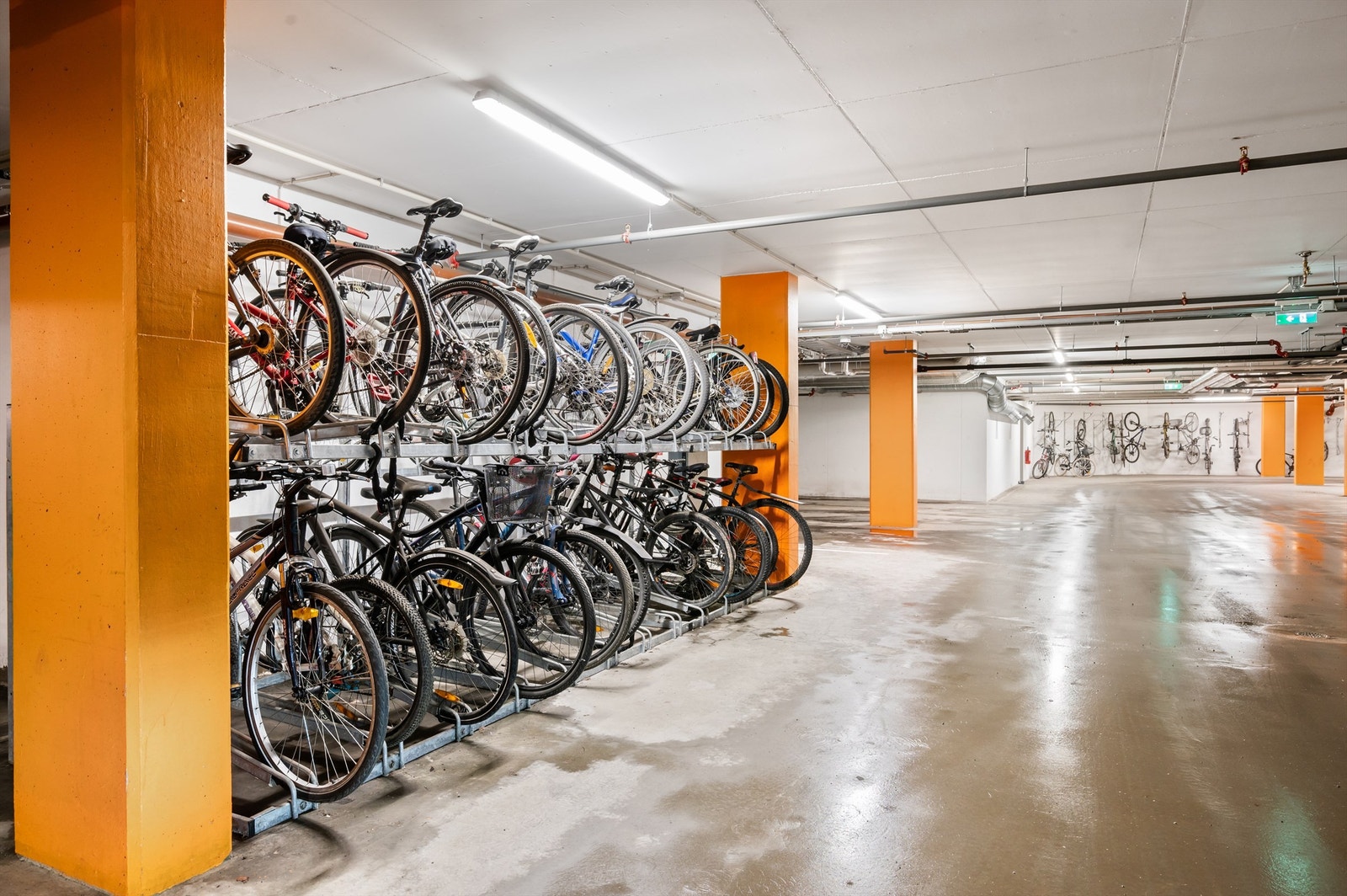 Felles sykkelparkering i garasjekjeller Galleribilde