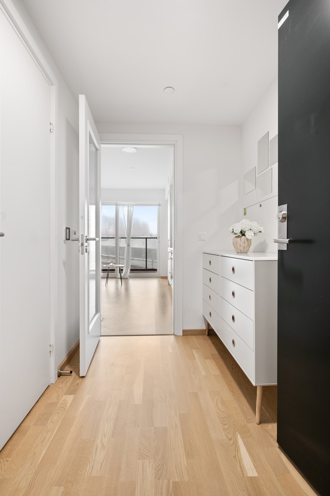 Velkommen inn! Leilighetens entré er lys og innbydende og gir et meget godt førsteinntrykk av boligen. Galleribilde