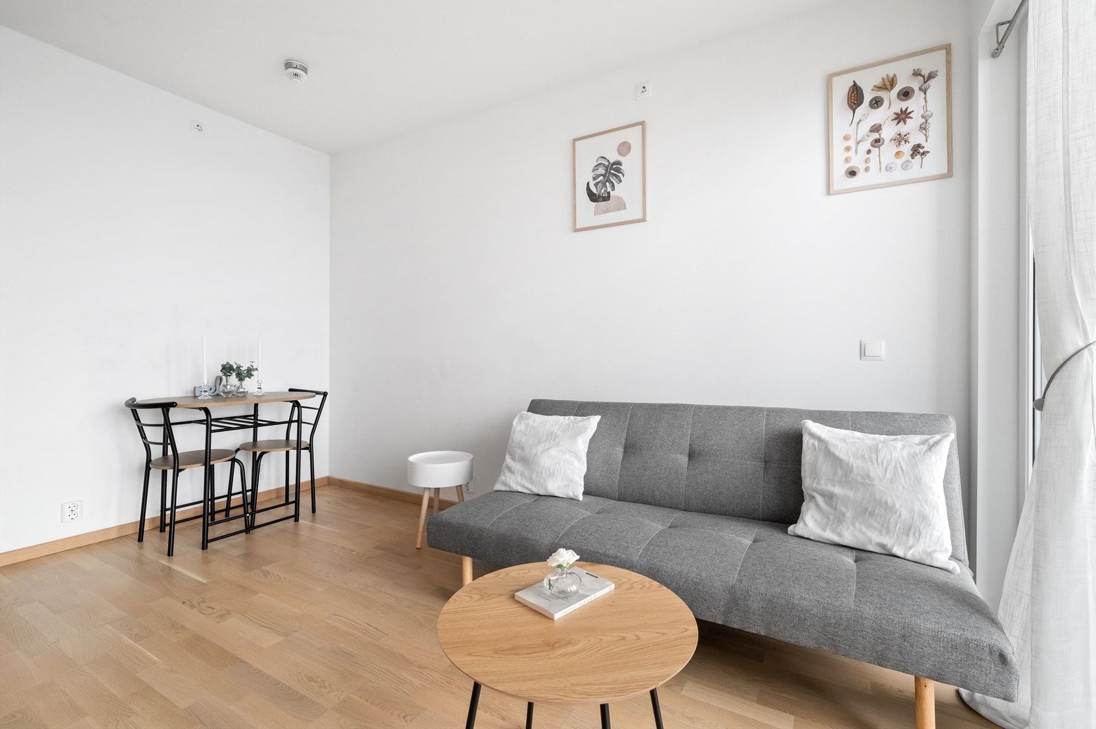 I fin overgang mellom stue og kjøkken er det også en naturlig plass for å innrede med et spisebord med mulighet for å invitere venner og familie på middager. Galleribilde