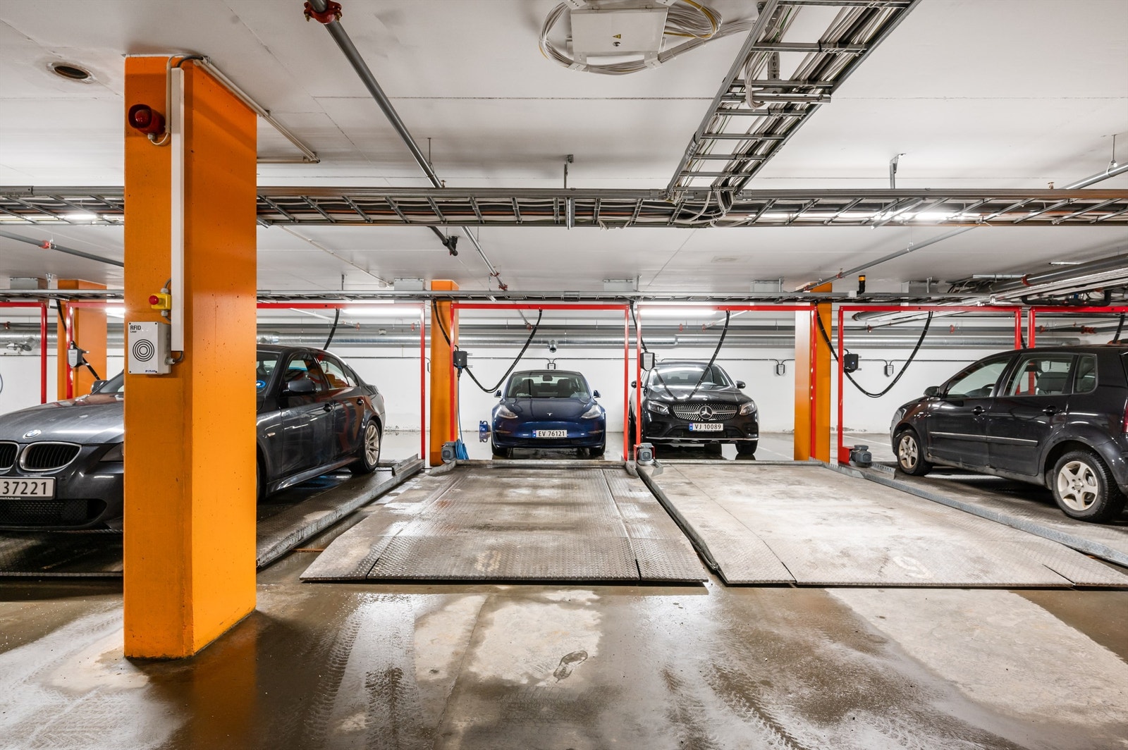 Leiligheten har egen garasjeplass med lader for el-bil (plass nr. 8) Galleribilde