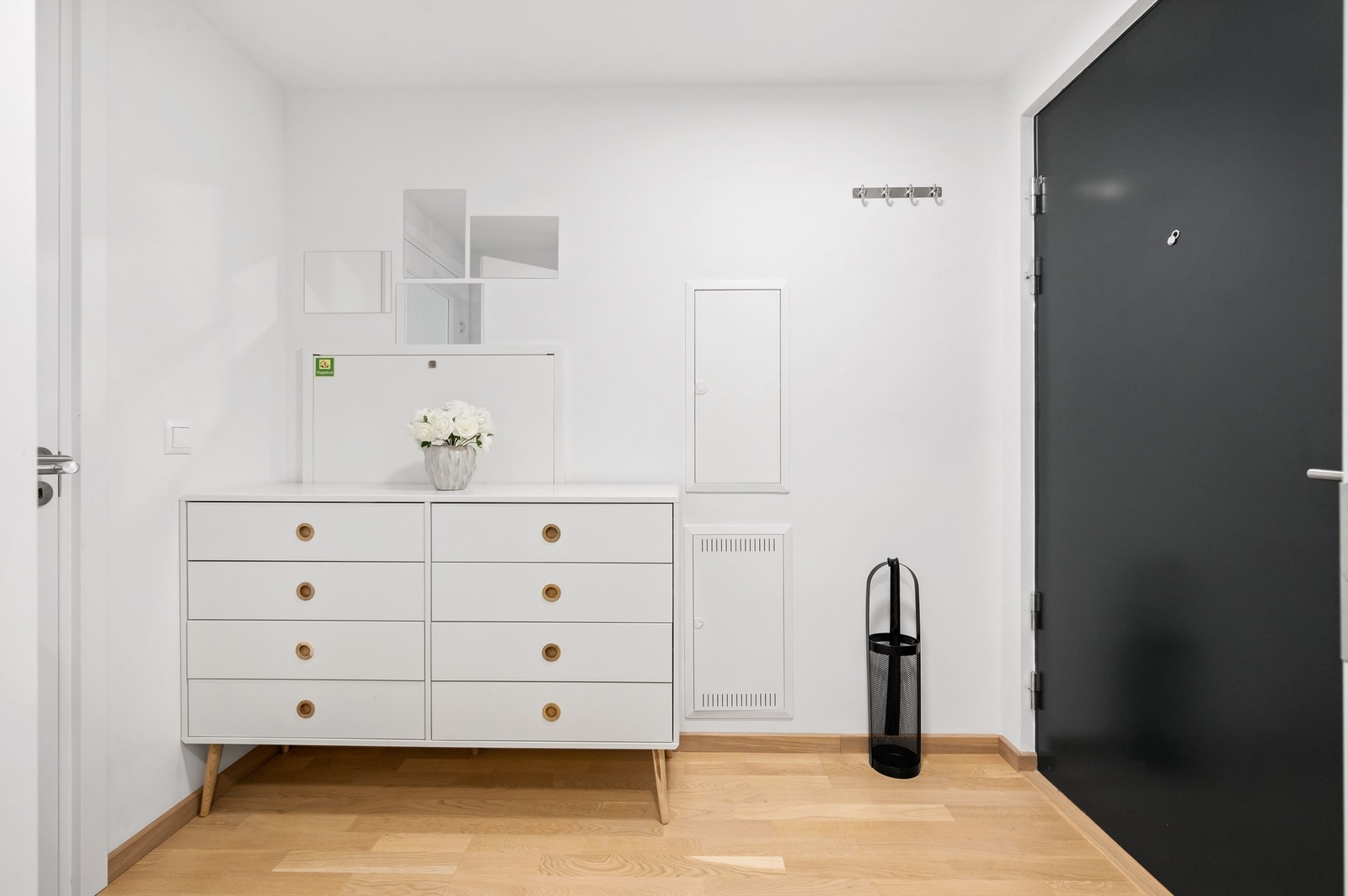 Her er det god plass til å henge fra seg yttertøyet og sette fra seg sko, samt innrede med ønsket oppbevaringsmøblement etter behov. Galleribilde