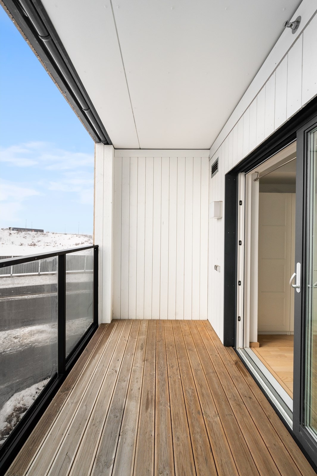 Balkongen oppleves som en naturlig forlengelse av stuen på sommerstid. Galleribilde