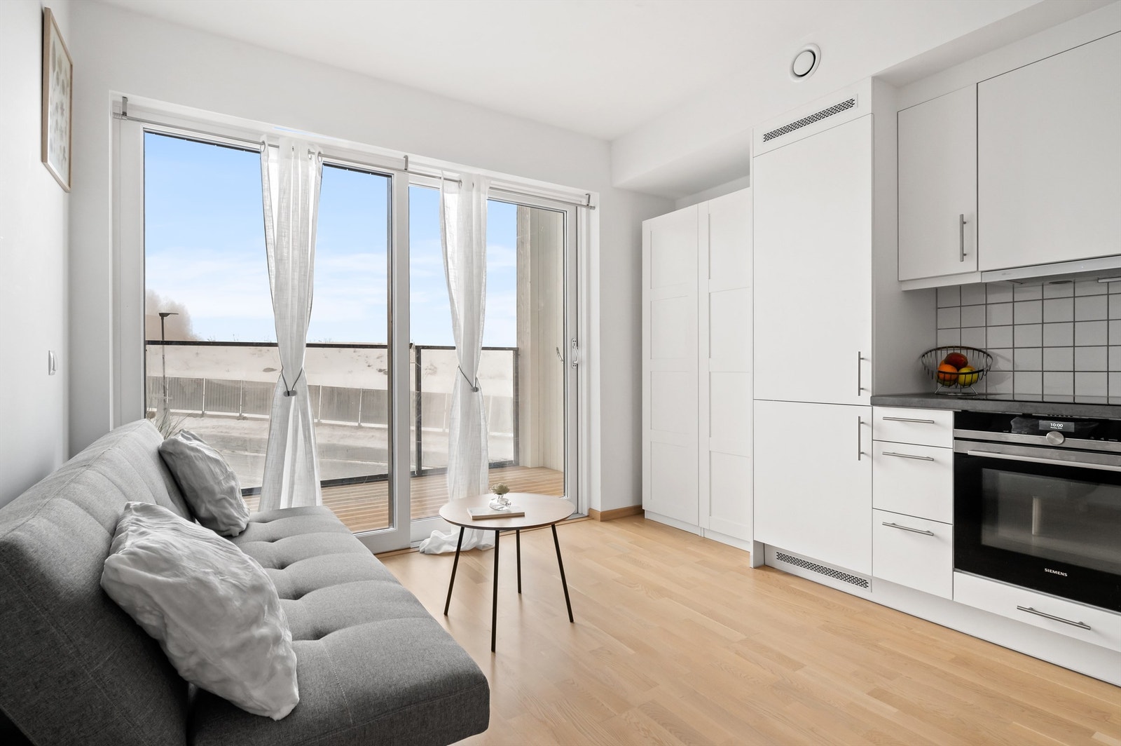 Det er store vindusflater som slipper inn rikelig med lys og som bidrar til å skape en luftig følelse i leiligheten. Galleribilde