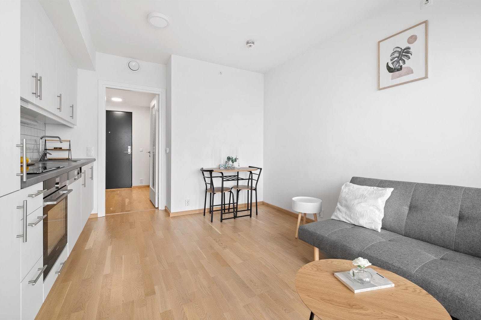 For mange er kjøkkenet det viktigste rommet i boligen. Leilighetens kjøkken er holdt i en sosial åpen løsning mot stuen, noe som skaper et naturlig og fint samlingspunkt i boligen. Galleribilde