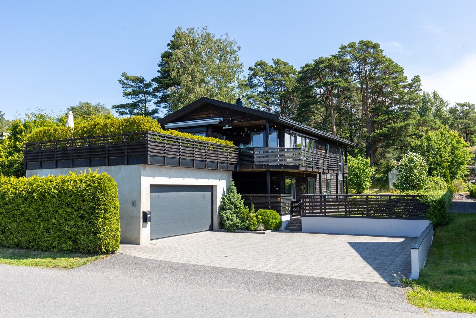 Romslig gårdsplass med god plass til parkering Galleribilde