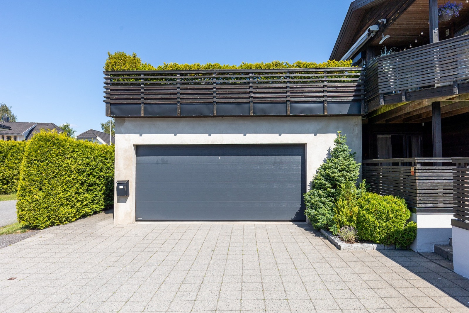 Stor dobbelgarasje med god takhøyde. Her er det mye lagringsplass Galleribilde