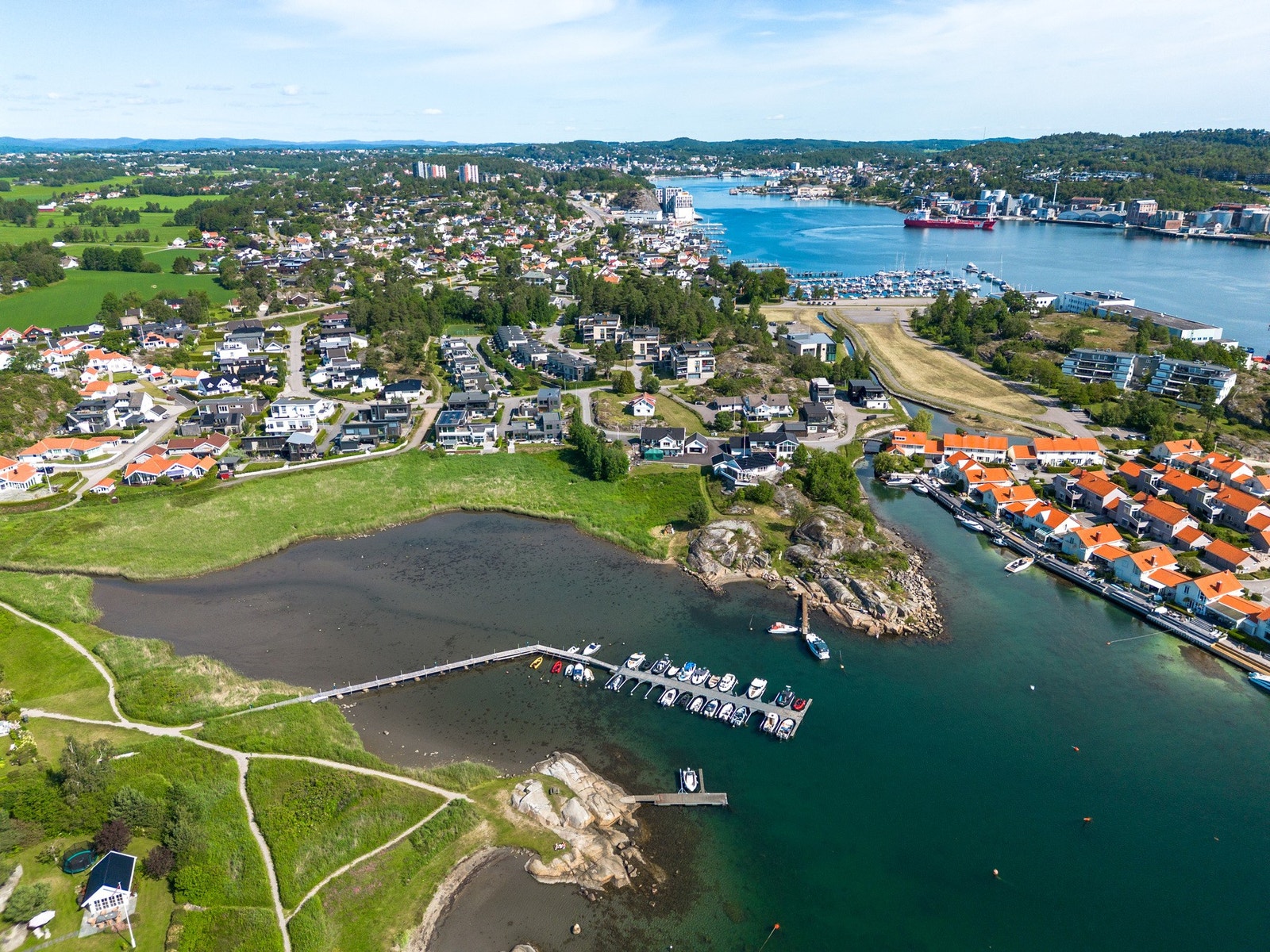 Skaustranda grenser mot ned mot friområde og herlige badeplasser og fine stier Galleribilde