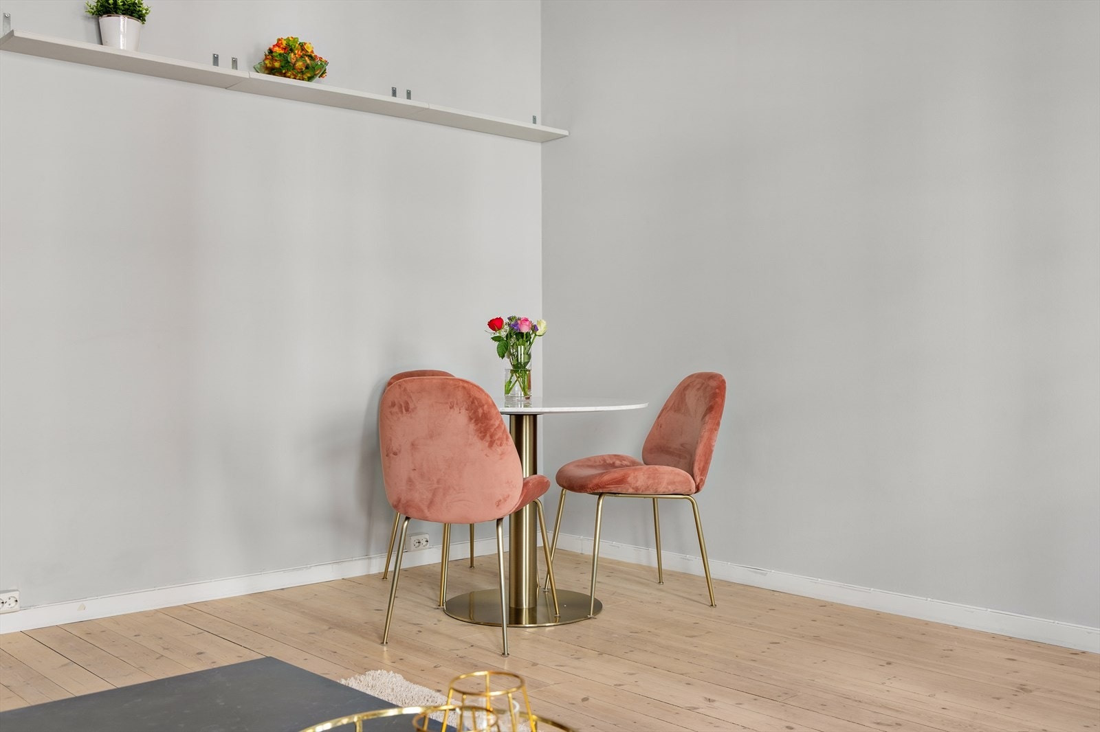 Kompakt spiseområde med plass til to personer. Galleribilde