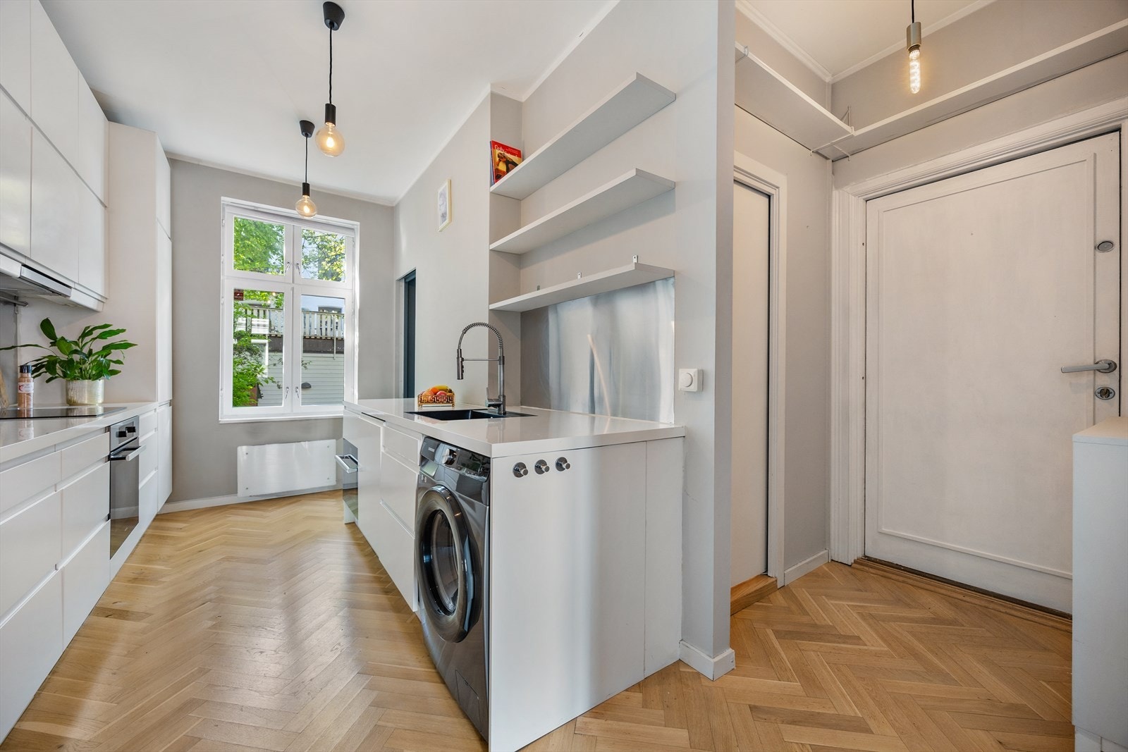 Kjøkken med rikelig skapplass og moderne design. Galleribilde