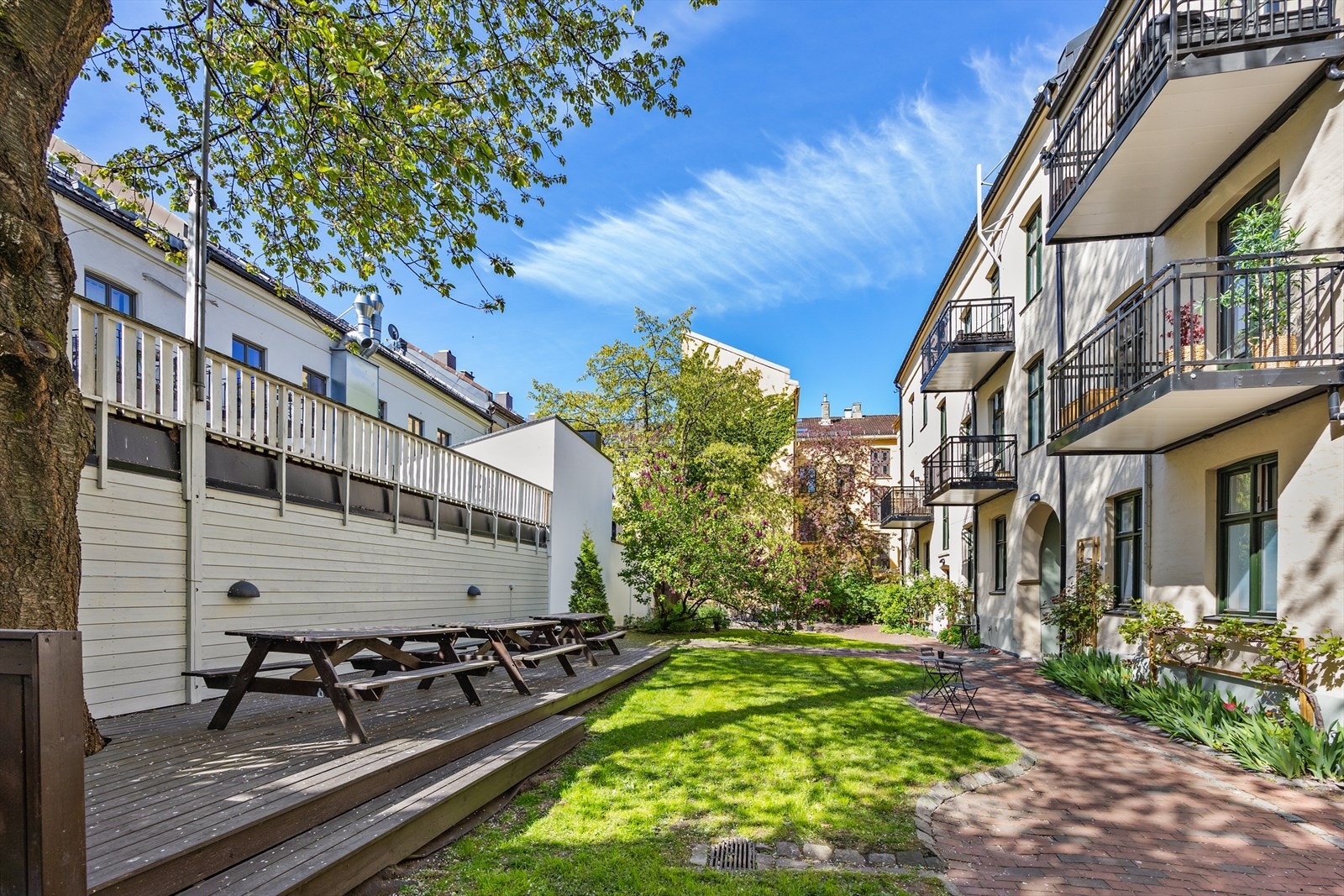 Bakgård med mulighet for grilling og avslapning. Galleribilde