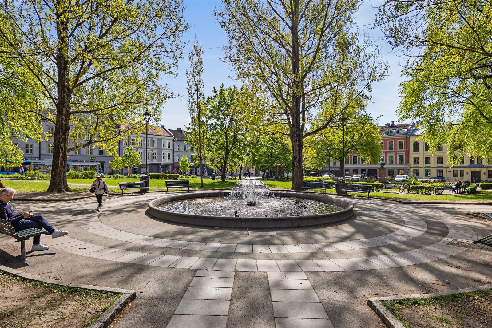 Nydelig parkområde rett utenfor døren for avslappende stunder. Galleribilde