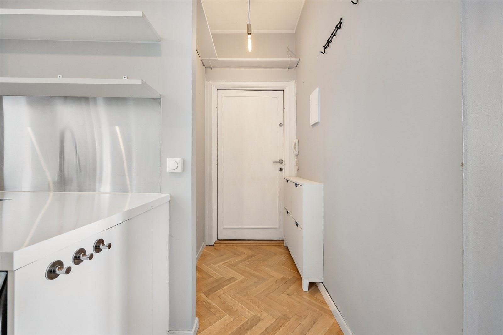 Inngangsparti med plass til oppbevaring og hengeplass. Galleribilde