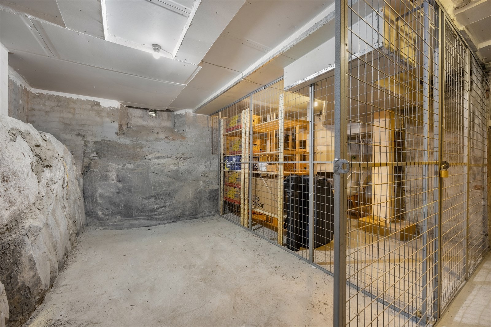 Privat kjellerbod med sikker oppbevaring. Galleribilde