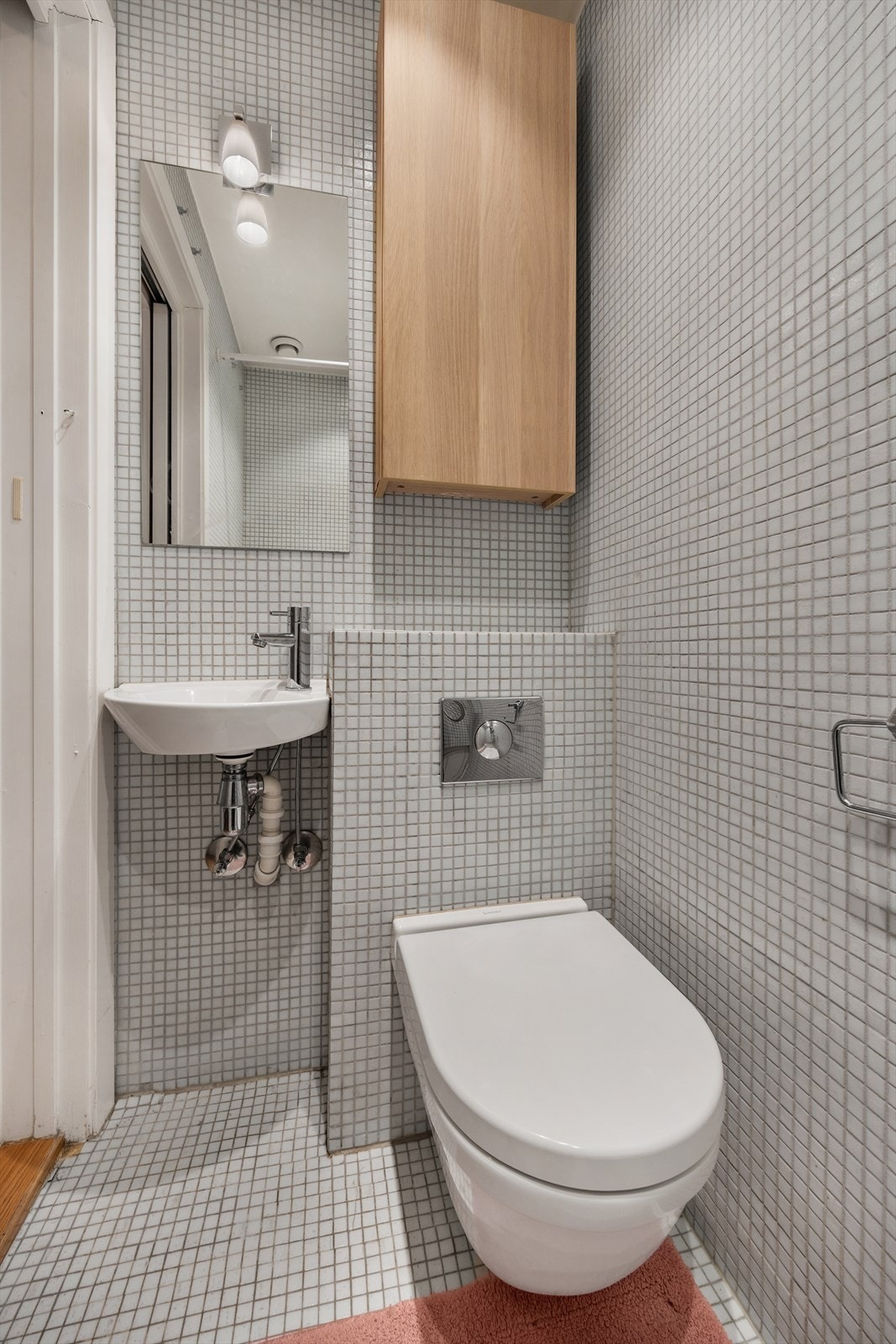Effektivt bad med plassbesparende design. Galleribilde