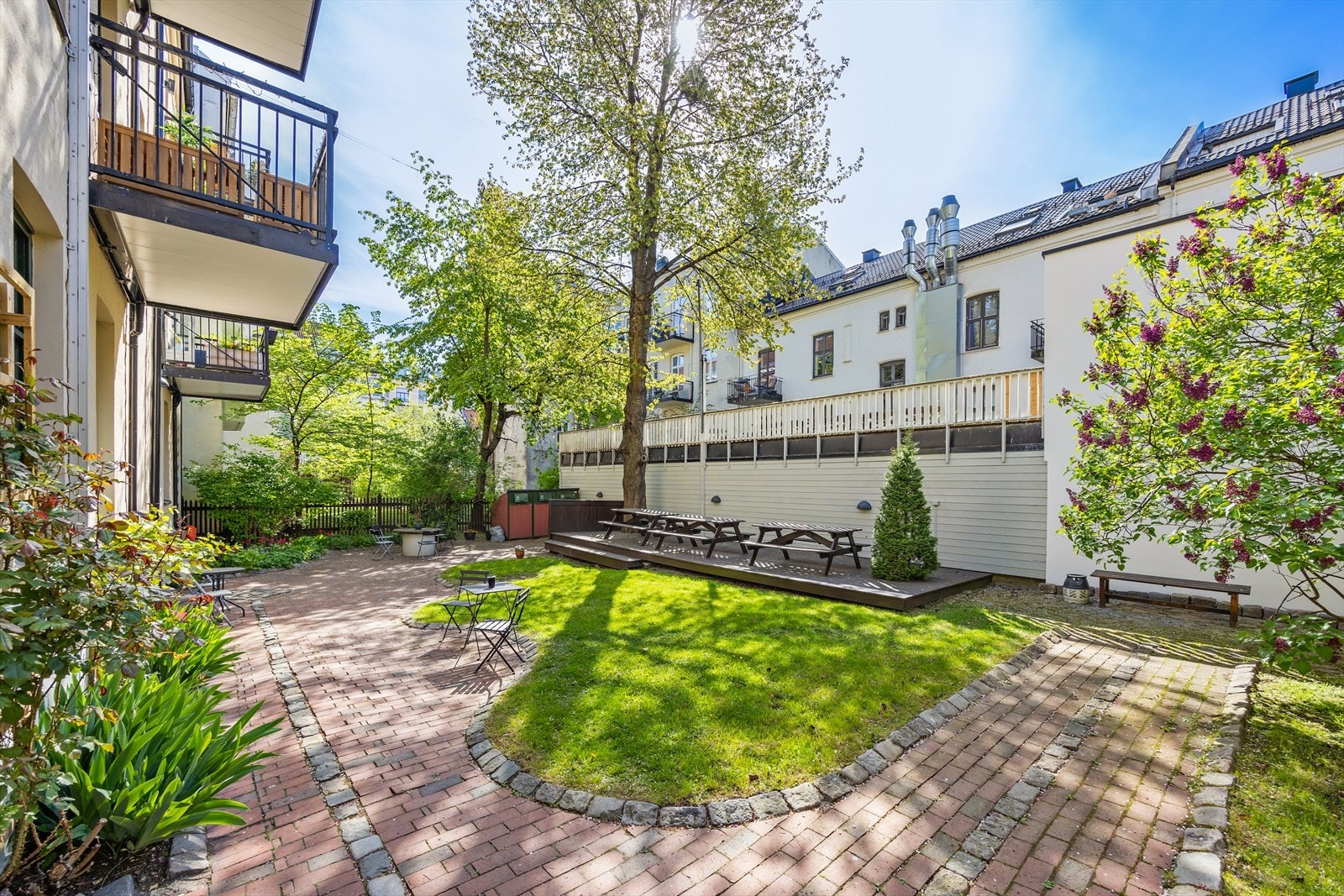 Bakgård perfekt for sosiale sammenkomster og hagearbeid. Galleribilde